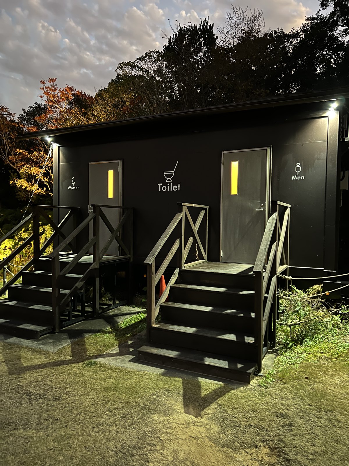 夜も明かりがついている屋外のトイレ棟