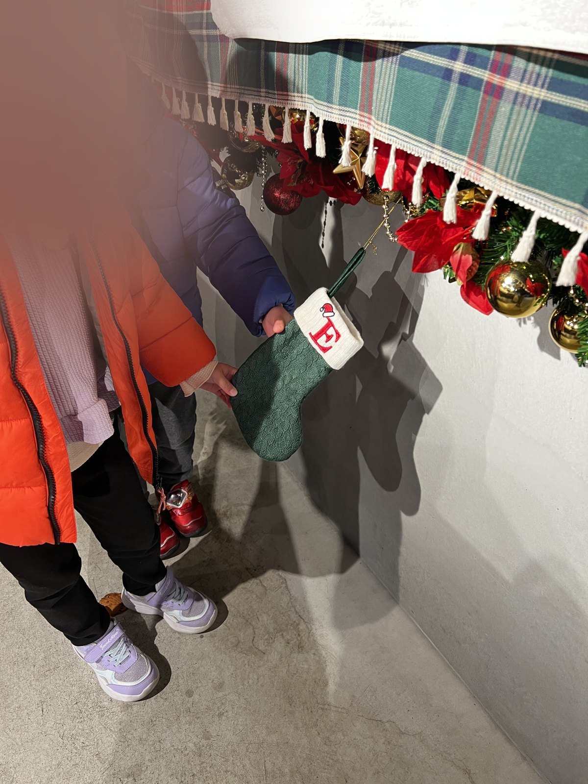 クリスマスの飾りに付いた靴下をさわる長女と長男