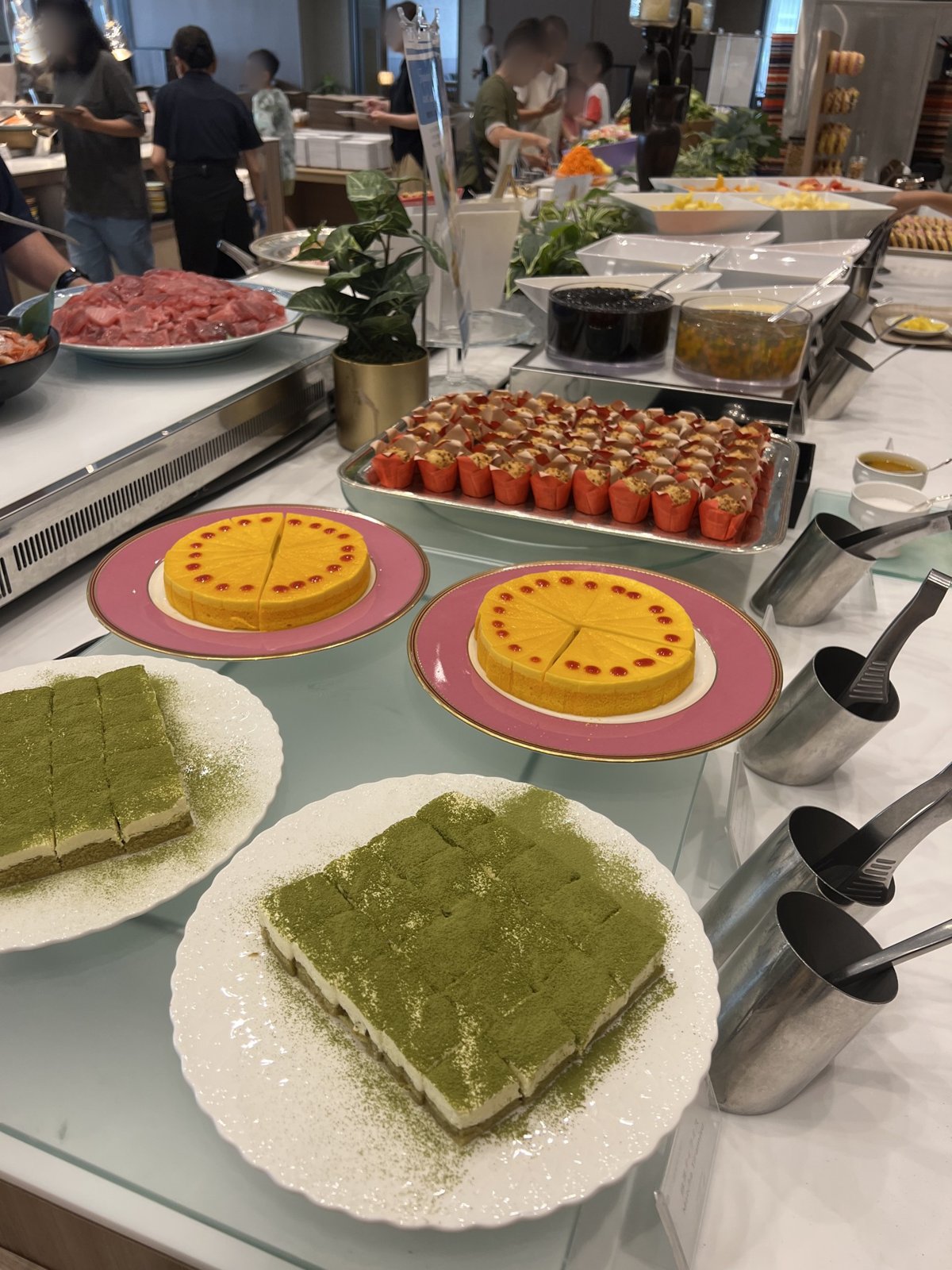 抹茶のティラミスやオレンジのケーキが並ぶデザートコーナー