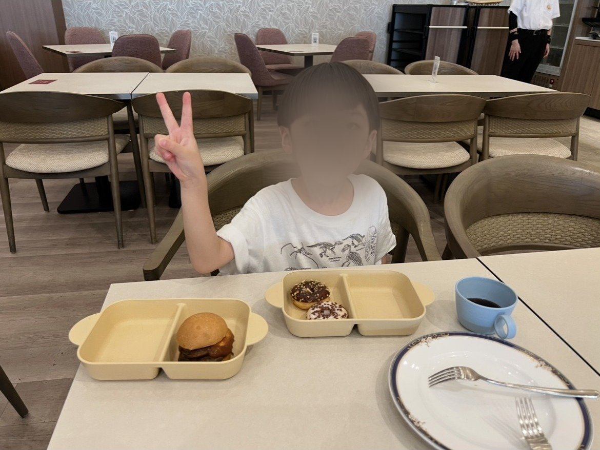 キッズプレートに取り分けたハンバーガーとドーナツ