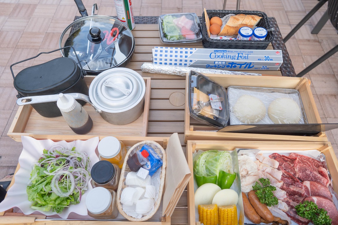 木箱に並べられたBBQの食材と調理器具一式