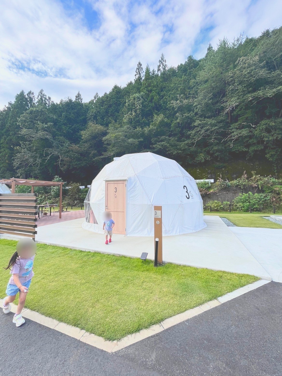 ドームテントの外観と走る子どもたち