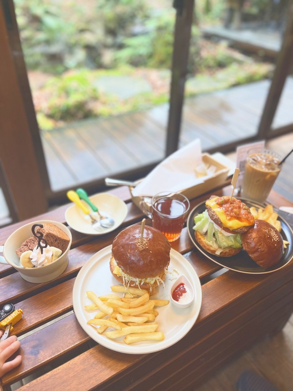 テーブルに並んだハンバーガー、フライドポテト、お子様プレート