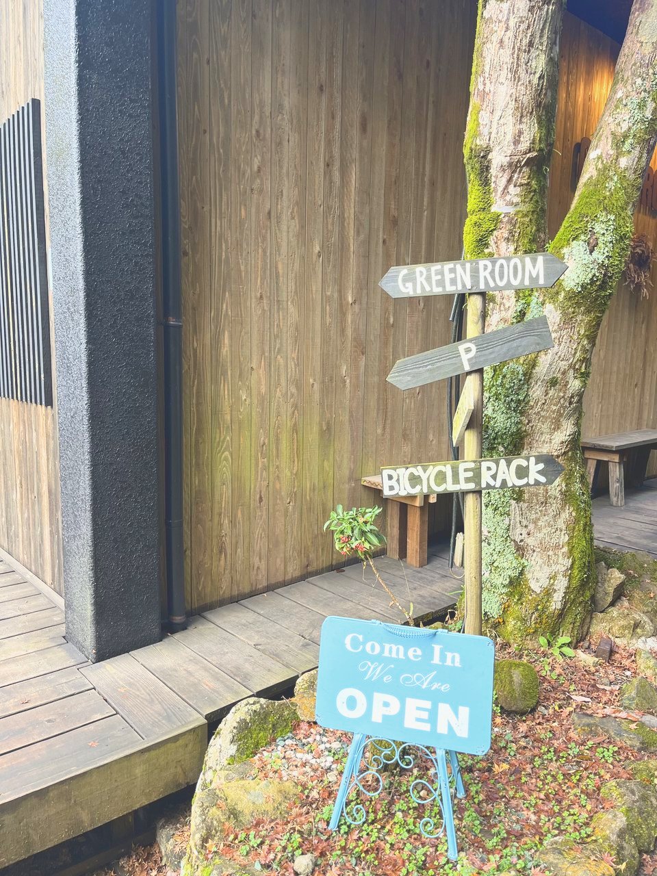 「GREEN ROOM」「P」「BICYCLE RACK」の案内板と「OPEN」の看板