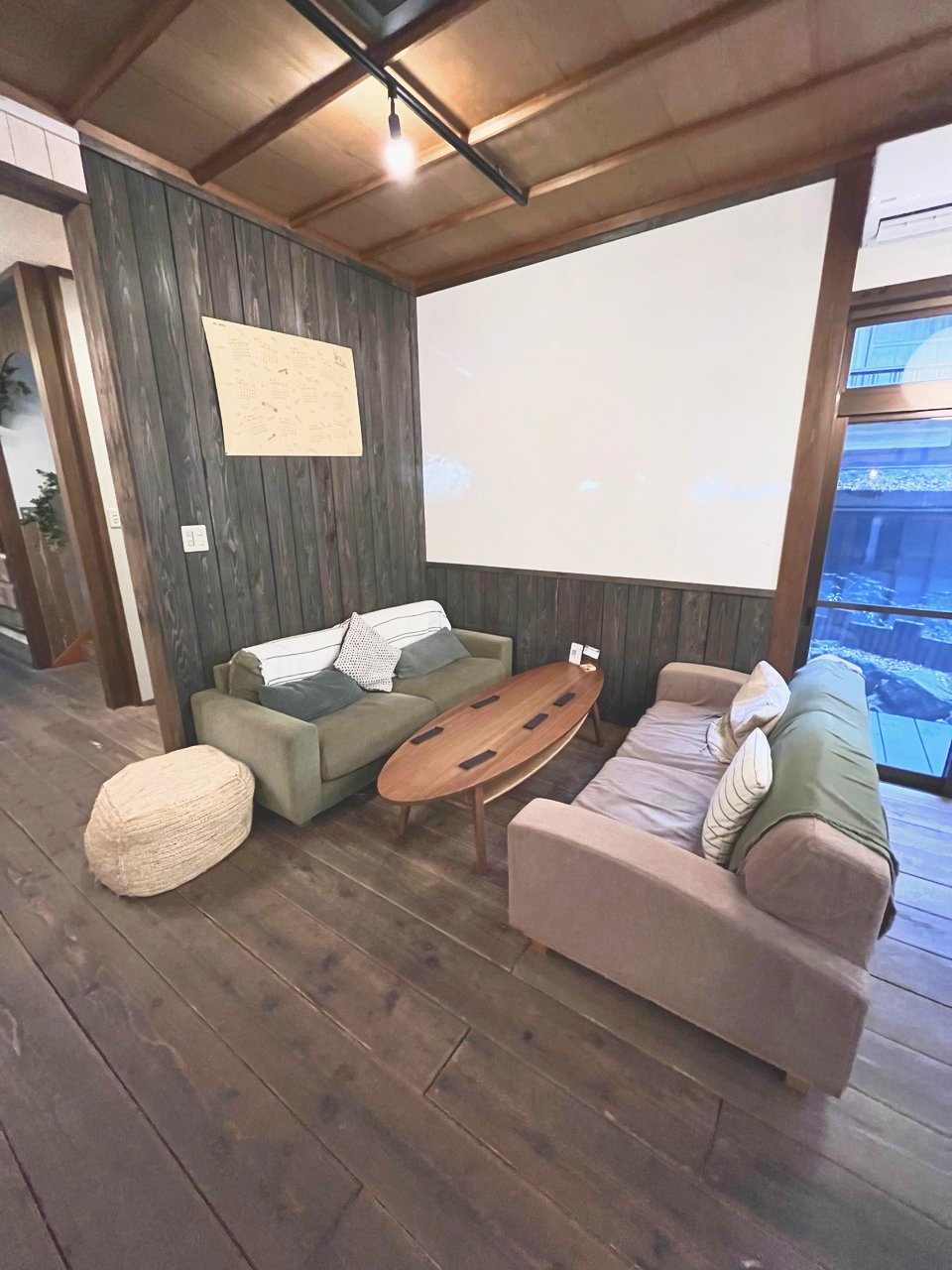 ソファとローテーブルが置かれた木の部屋