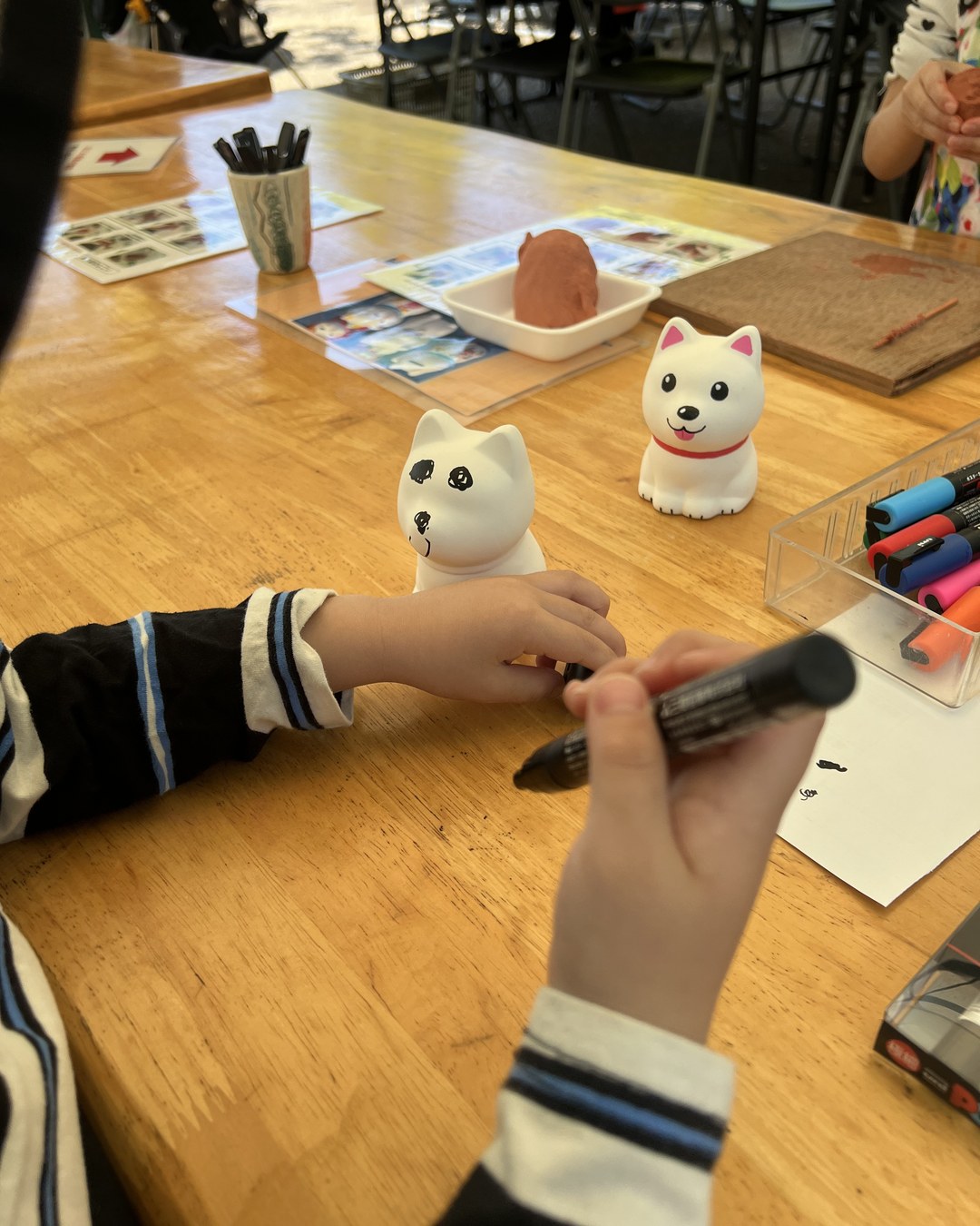 貯金箱にペンで絵を描く