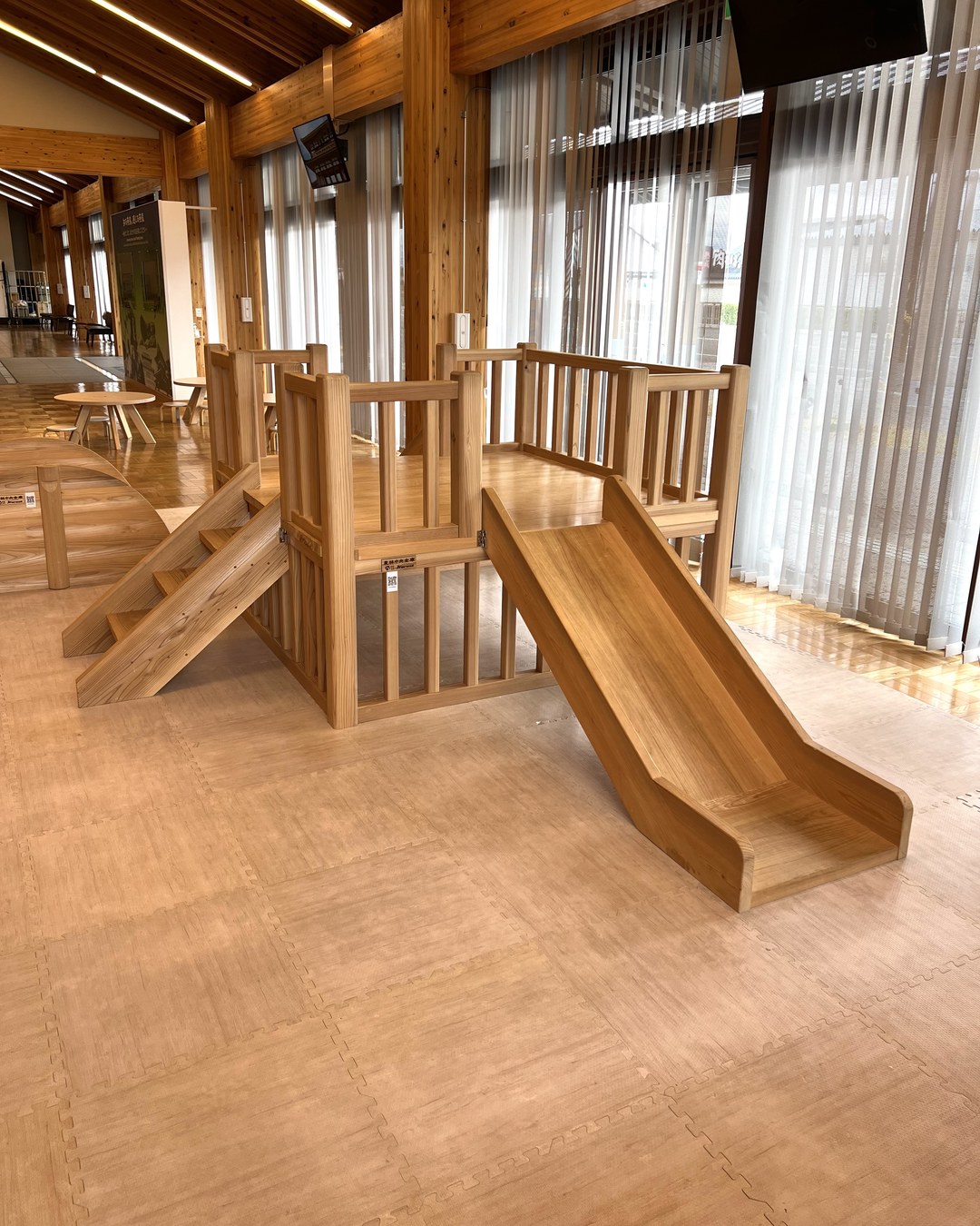 室内の木製の大型遊具とすべり台