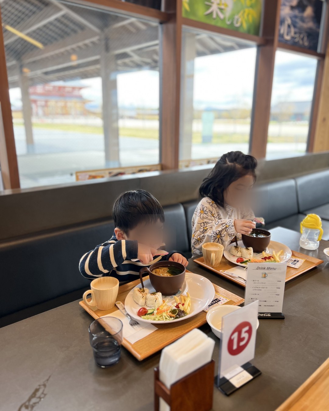 窓際の席でランチを食べる様子