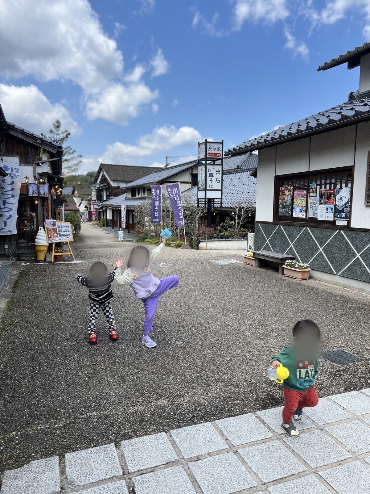 出石皿そばののぼりが並ぶ城下町の通りではしゃぐ子どもたち