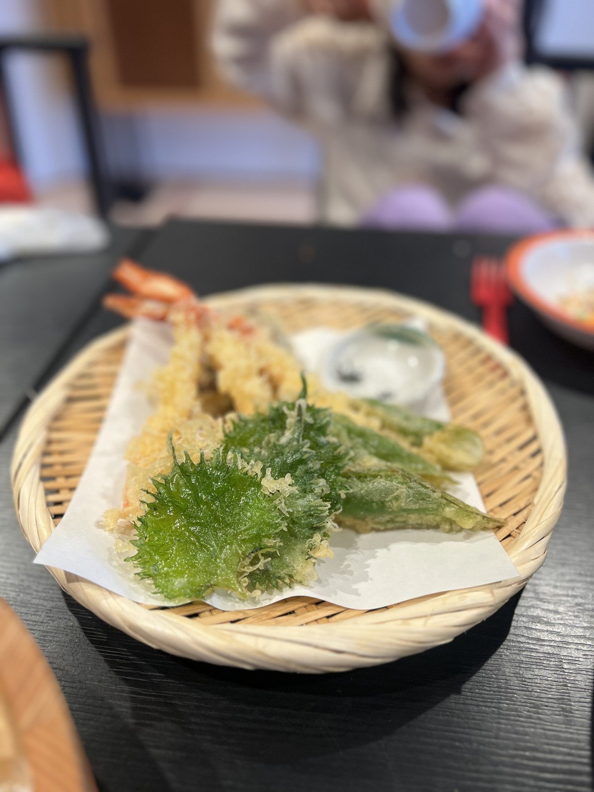 ざるに盛られたエビと大葉、野菜の天ぷら