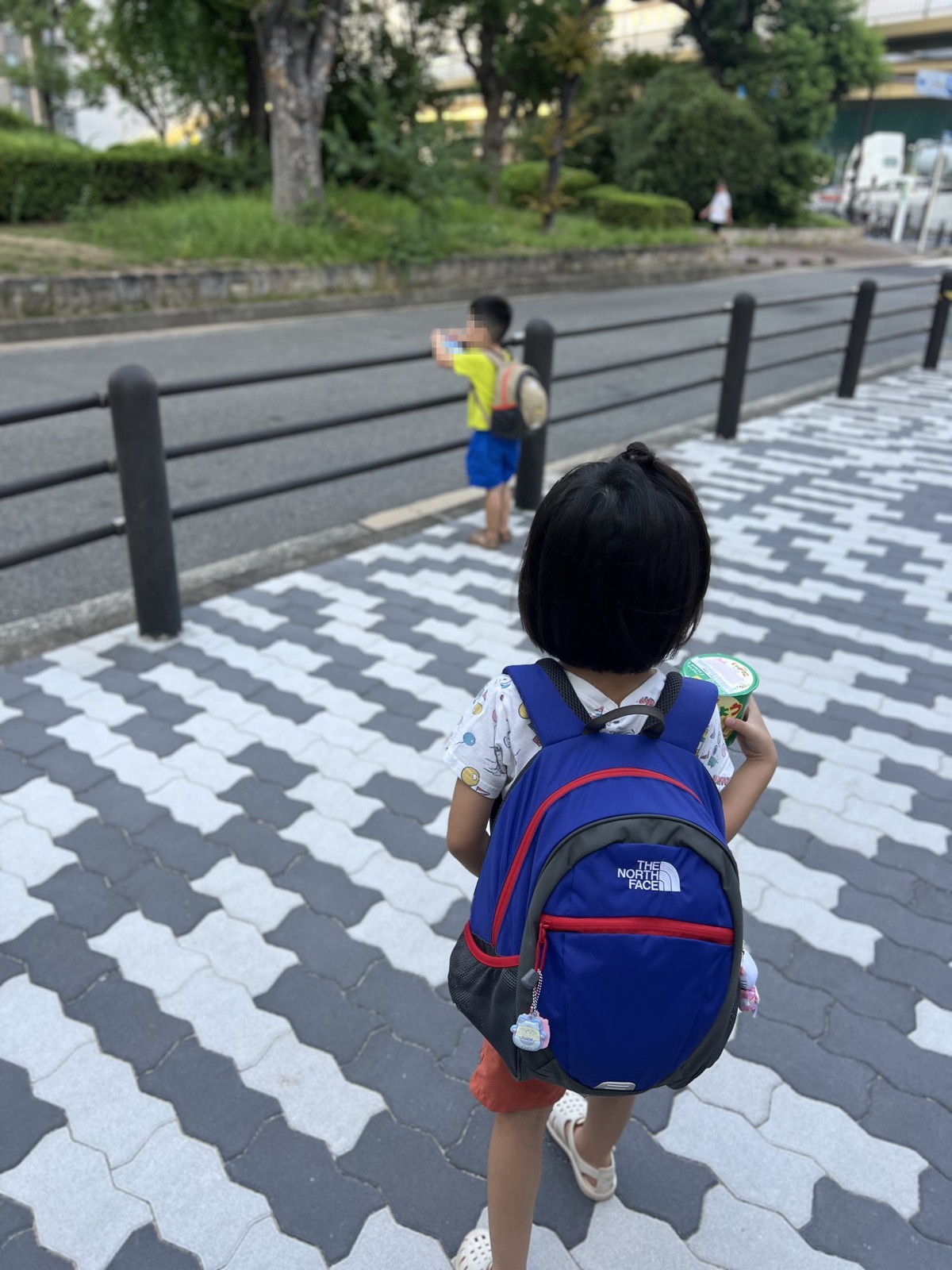 歩道を歩く子どもたち。広くて歩きやすい道