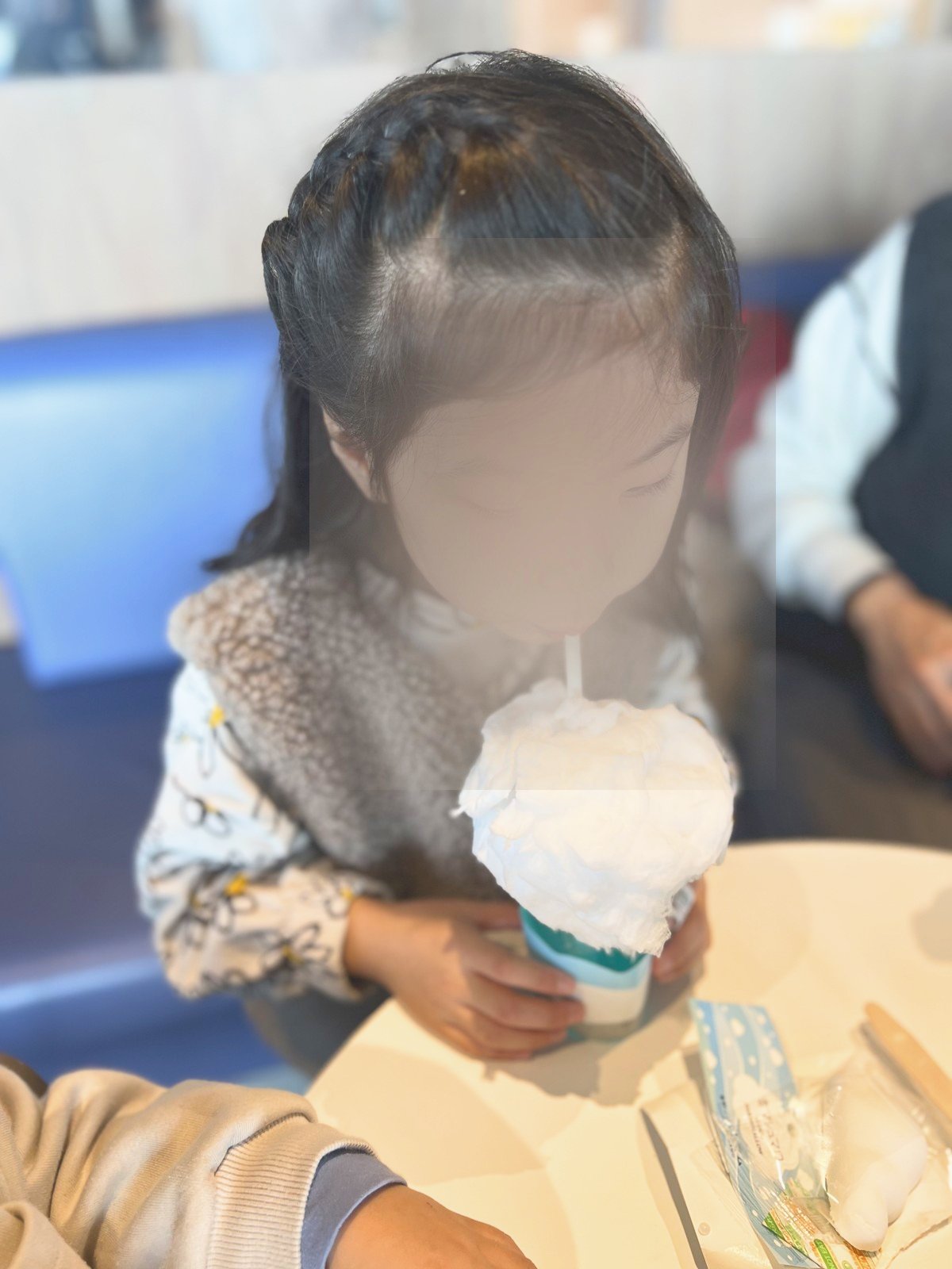 ドリンクを飲む子ども