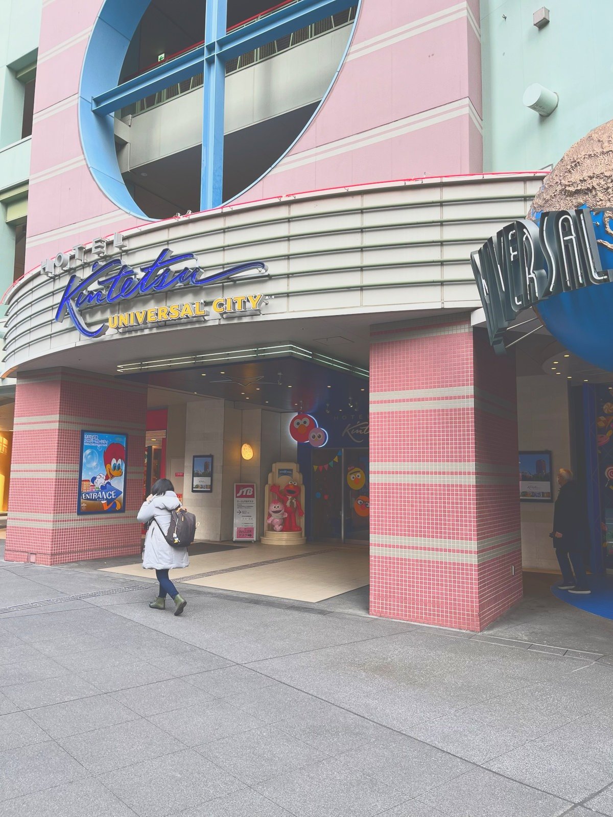 ピンク色の外装とHOTEL Kintetsu UNIVERSAL CITYの看板