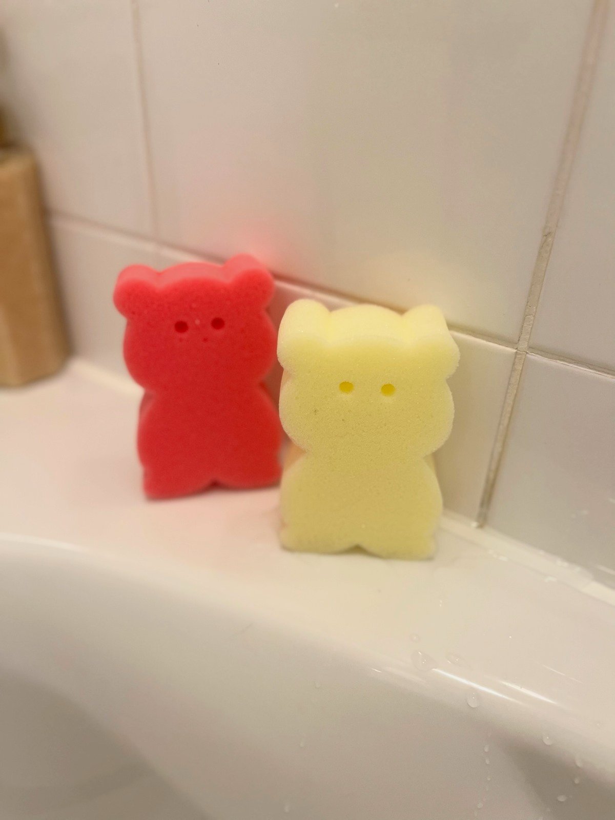 赤と黄色の、くまの形をしたスポンジのアップ