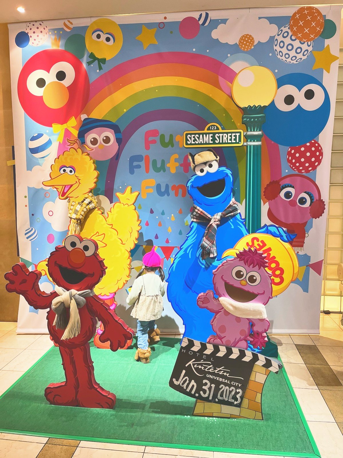「Fun Fluffy Fun」の背景と、日付入りのカチンコが置かれたフォトスポット