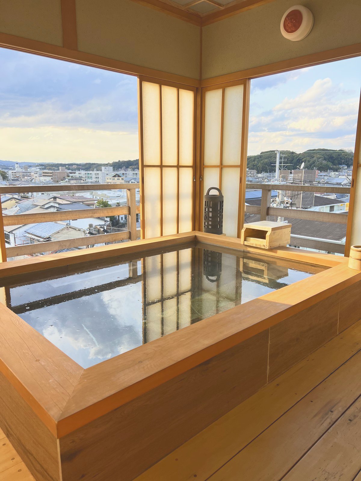 街を見下ろす展望の檜風呂