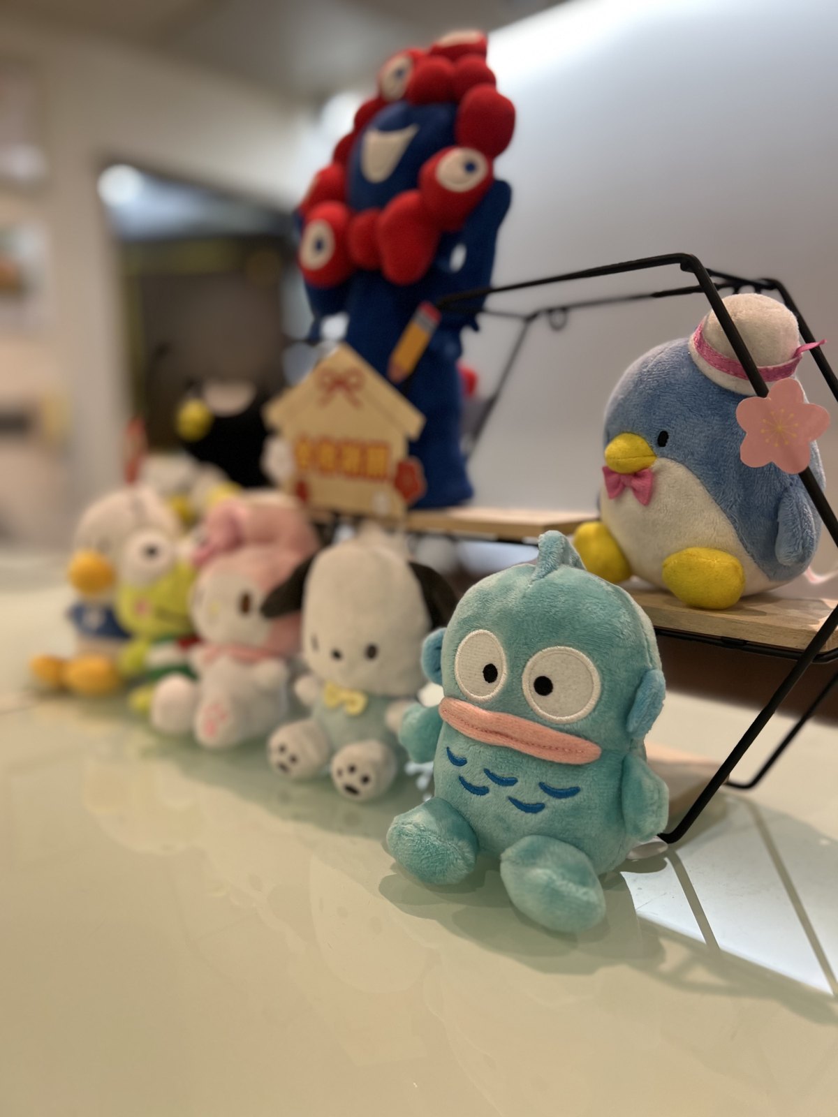 ハンギョドンやポチャッコ、タキシードサムなど、サンリオキャラクターのぬいぐるみが並ぶ