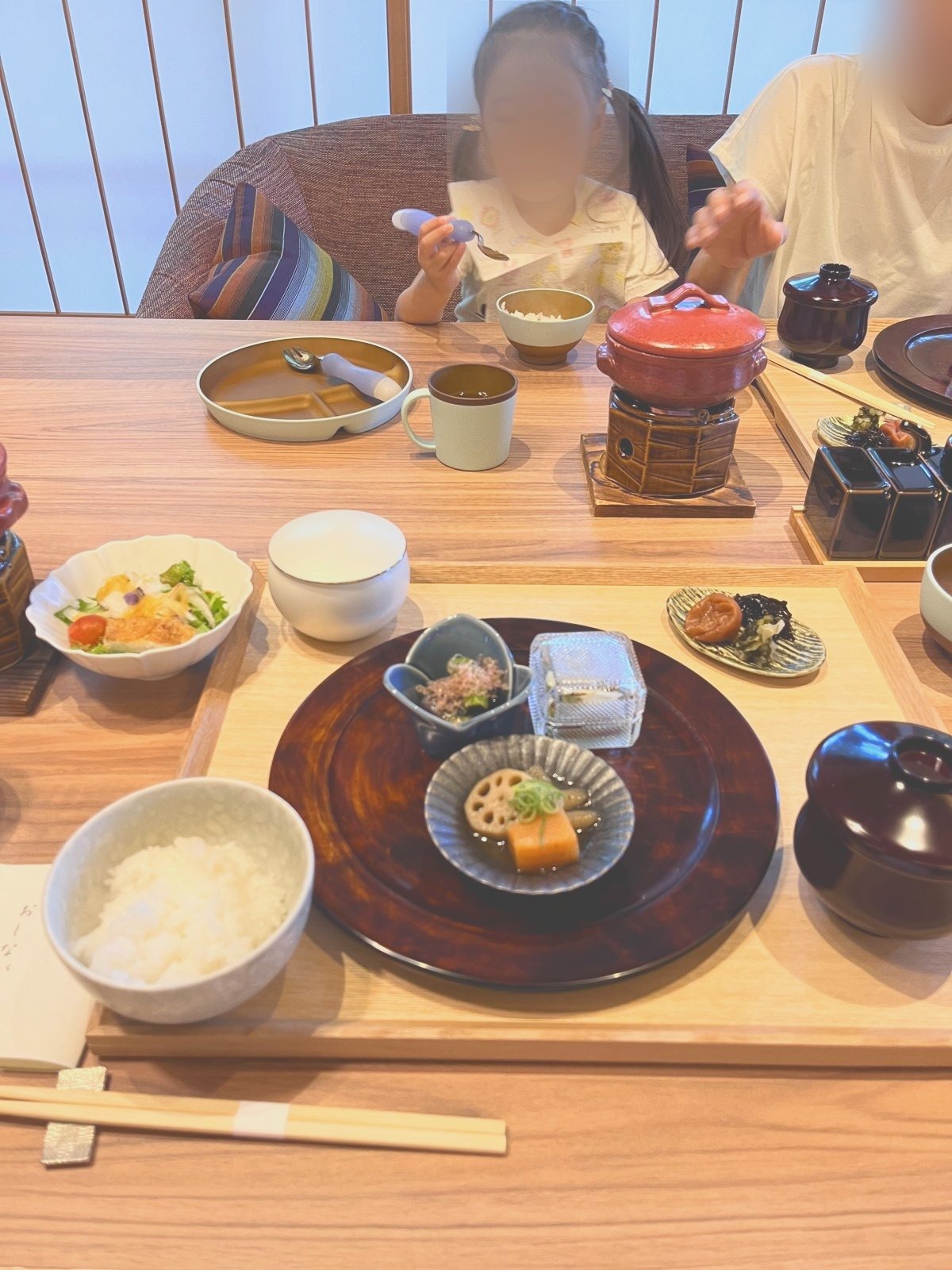 お膳に並んだ朝食と、子ども用の食器