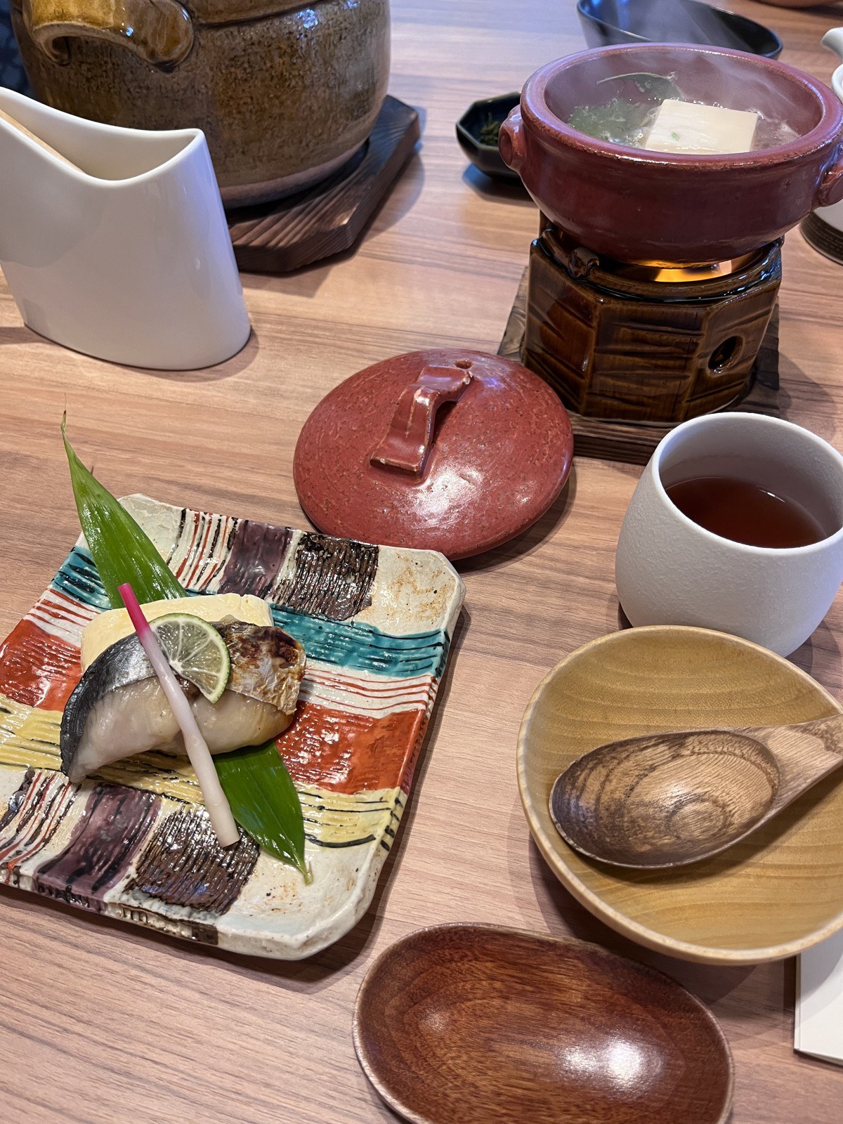 土鍋ご飯とお魚、お漬物の朝食