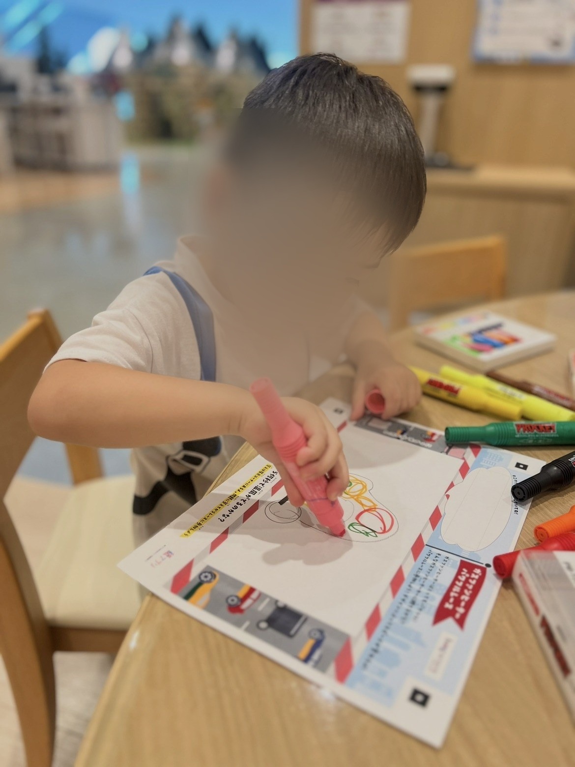 ぬりえをする子ども