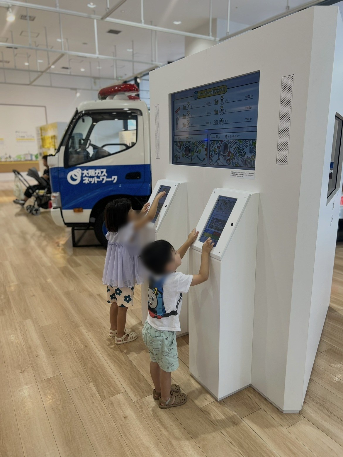 タッチパネルの展示とガス工事の車両