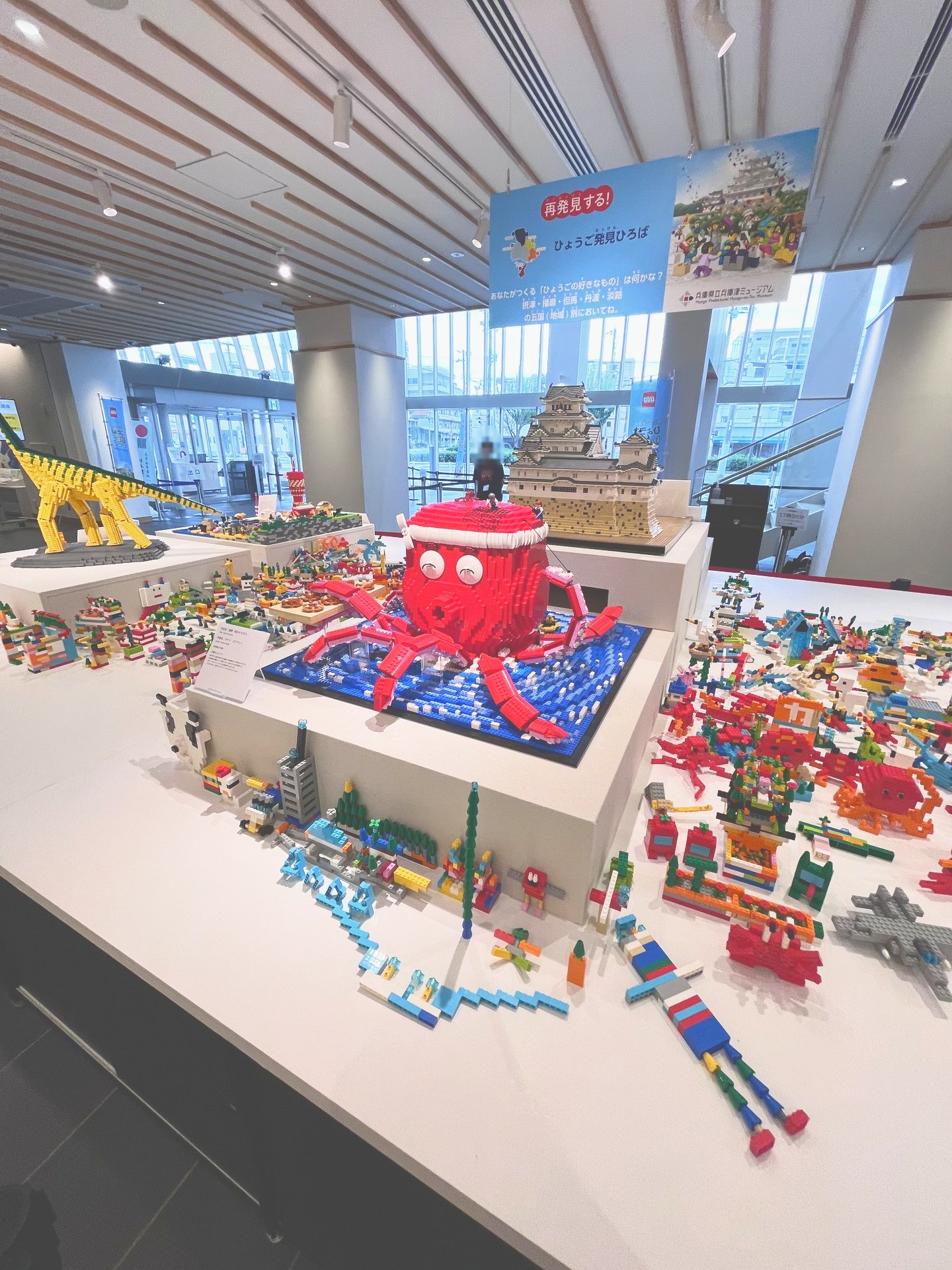 タコや城などのレゴ作品が並ぶ2023年の展示