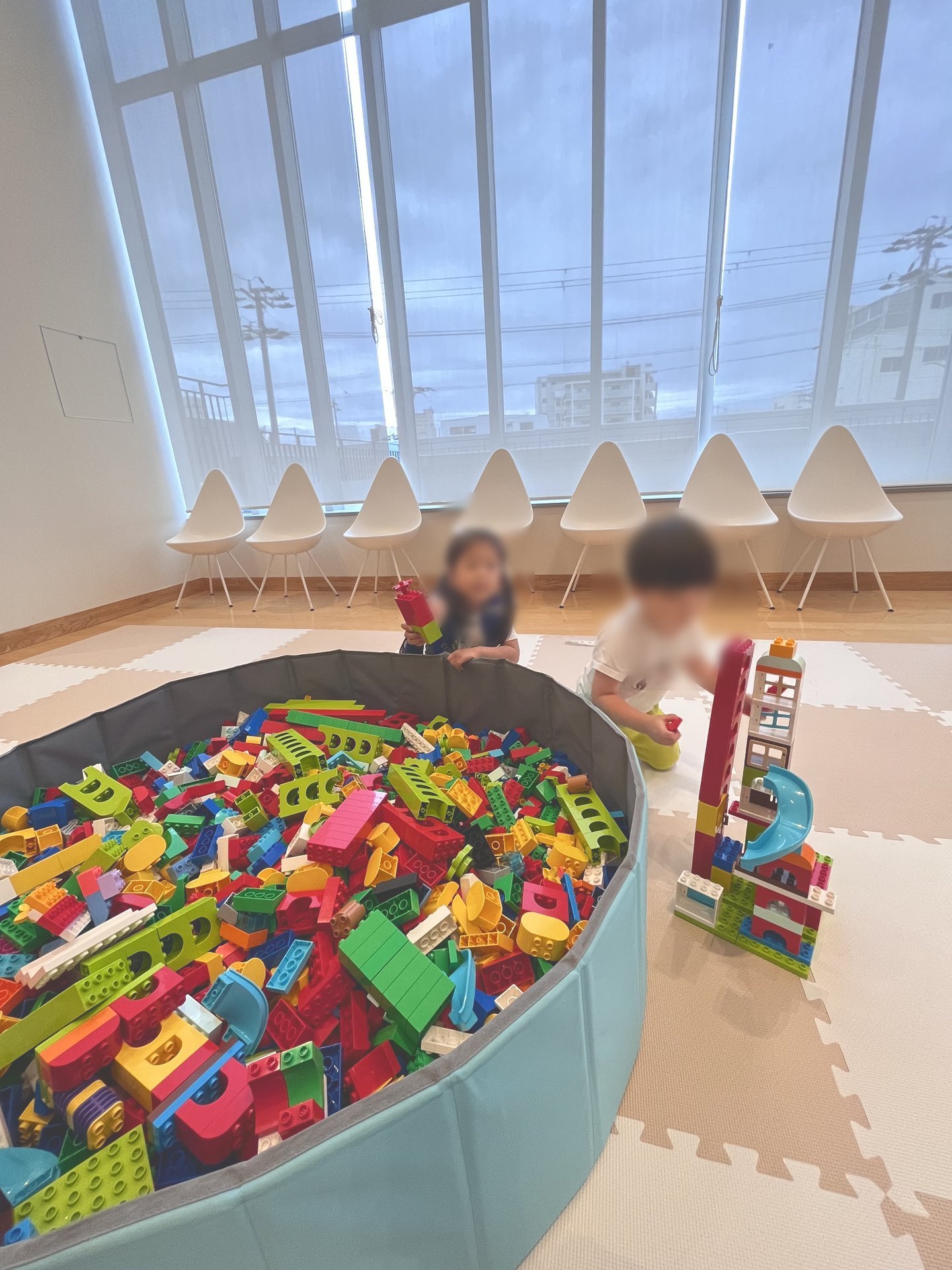 ブロックが置かれた2023年のレゴ展の遊び場と子どもたち