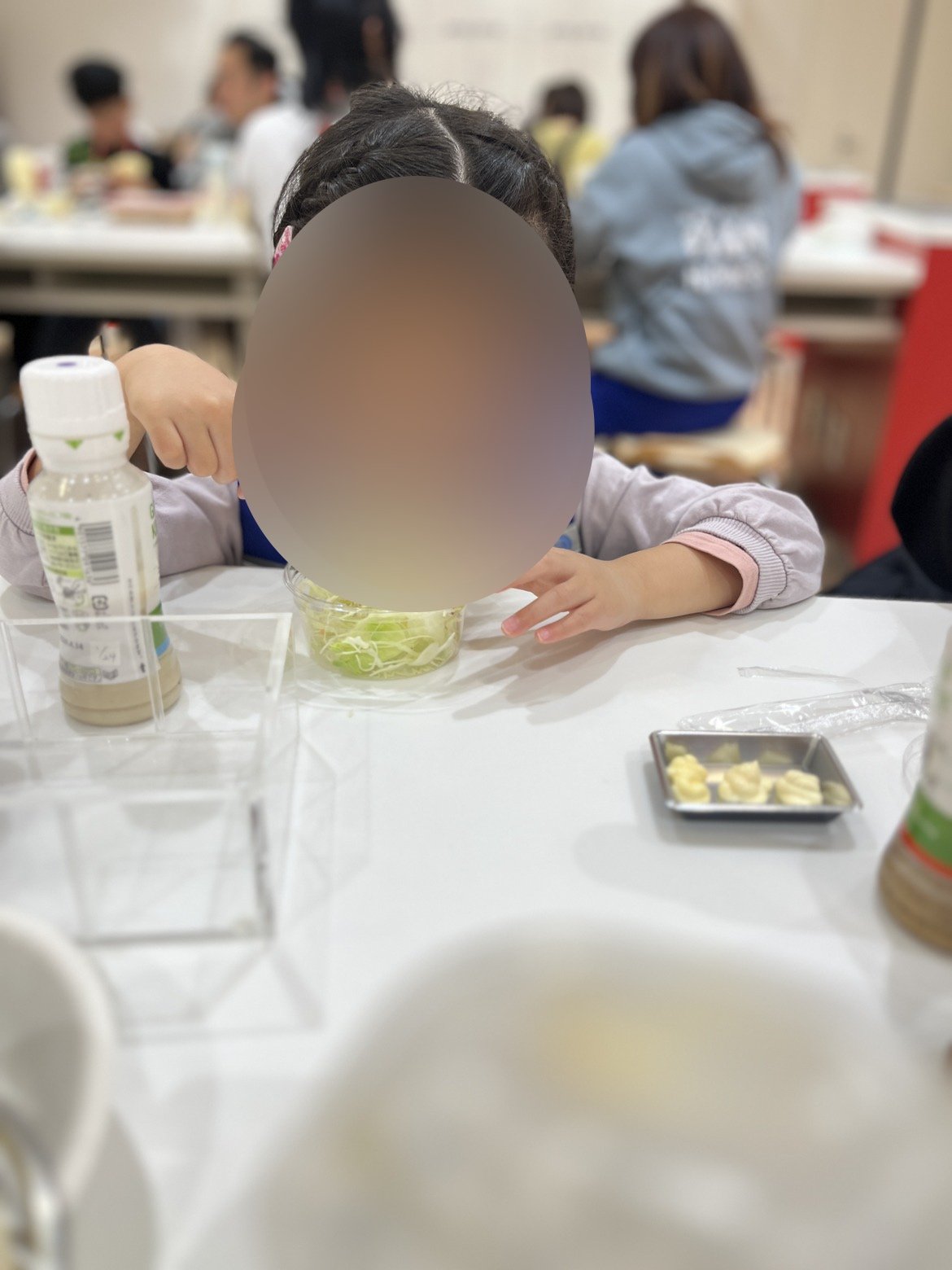 キャベツを食べる子ども