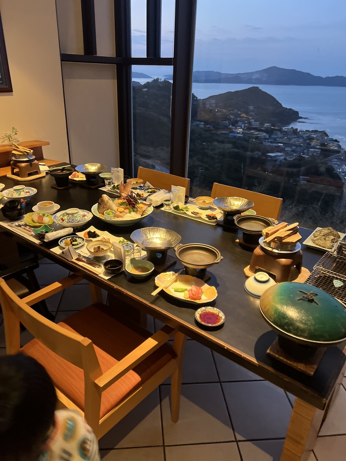 個室の食卓。窓の外は海