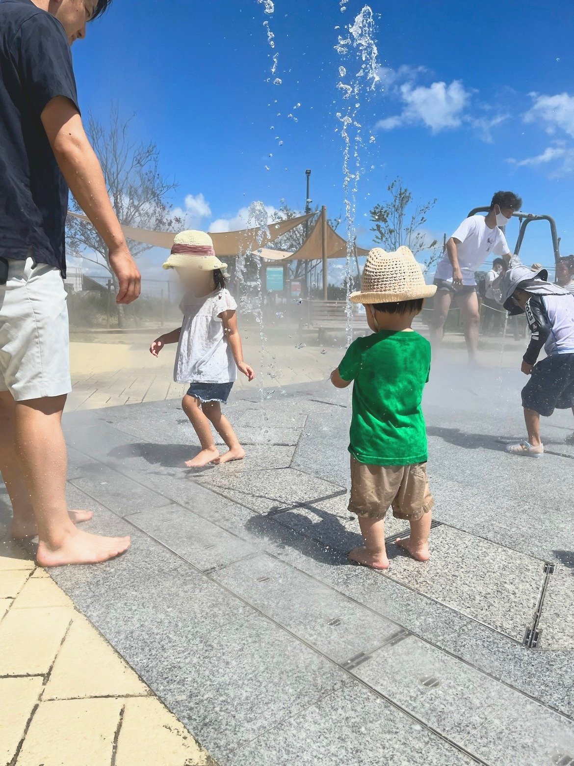ミストと噴水のエリアで遊ぶ子どもたち