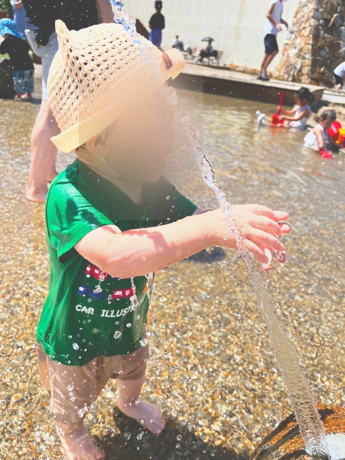 水が噴き出すのを両手で受け止める