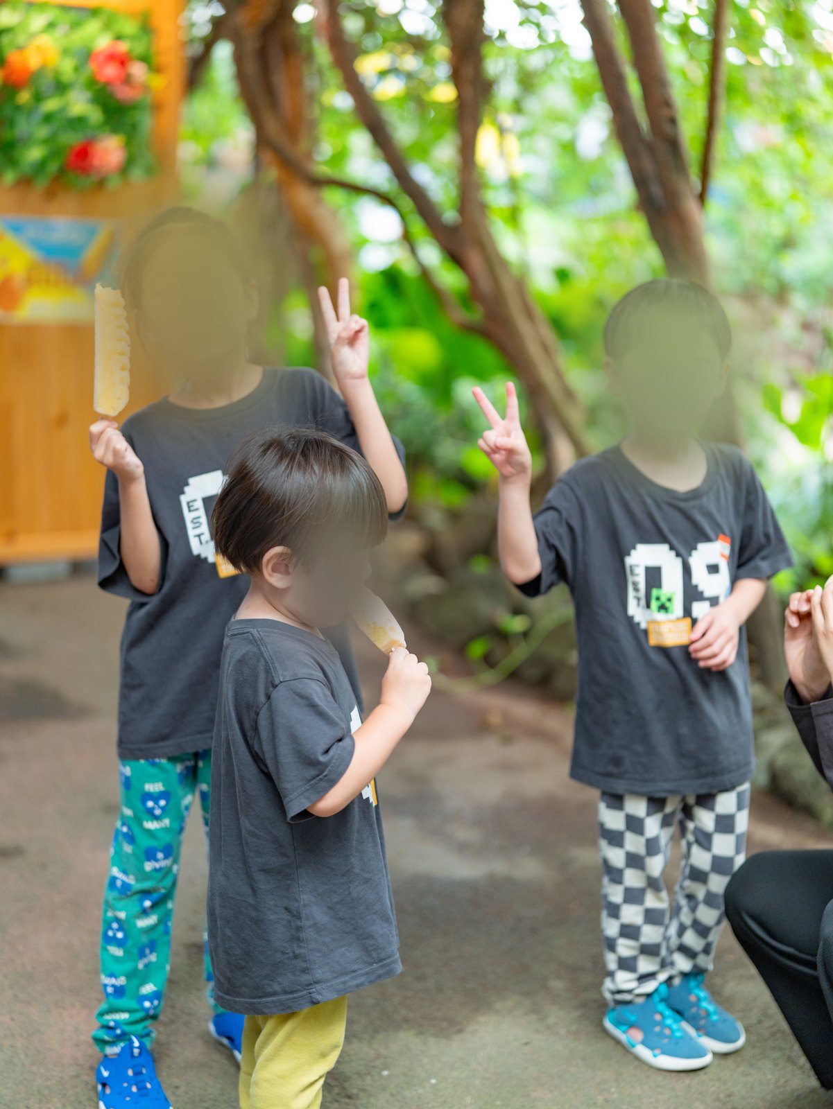 凍らせたパイナップルを持って食べる子どもたち