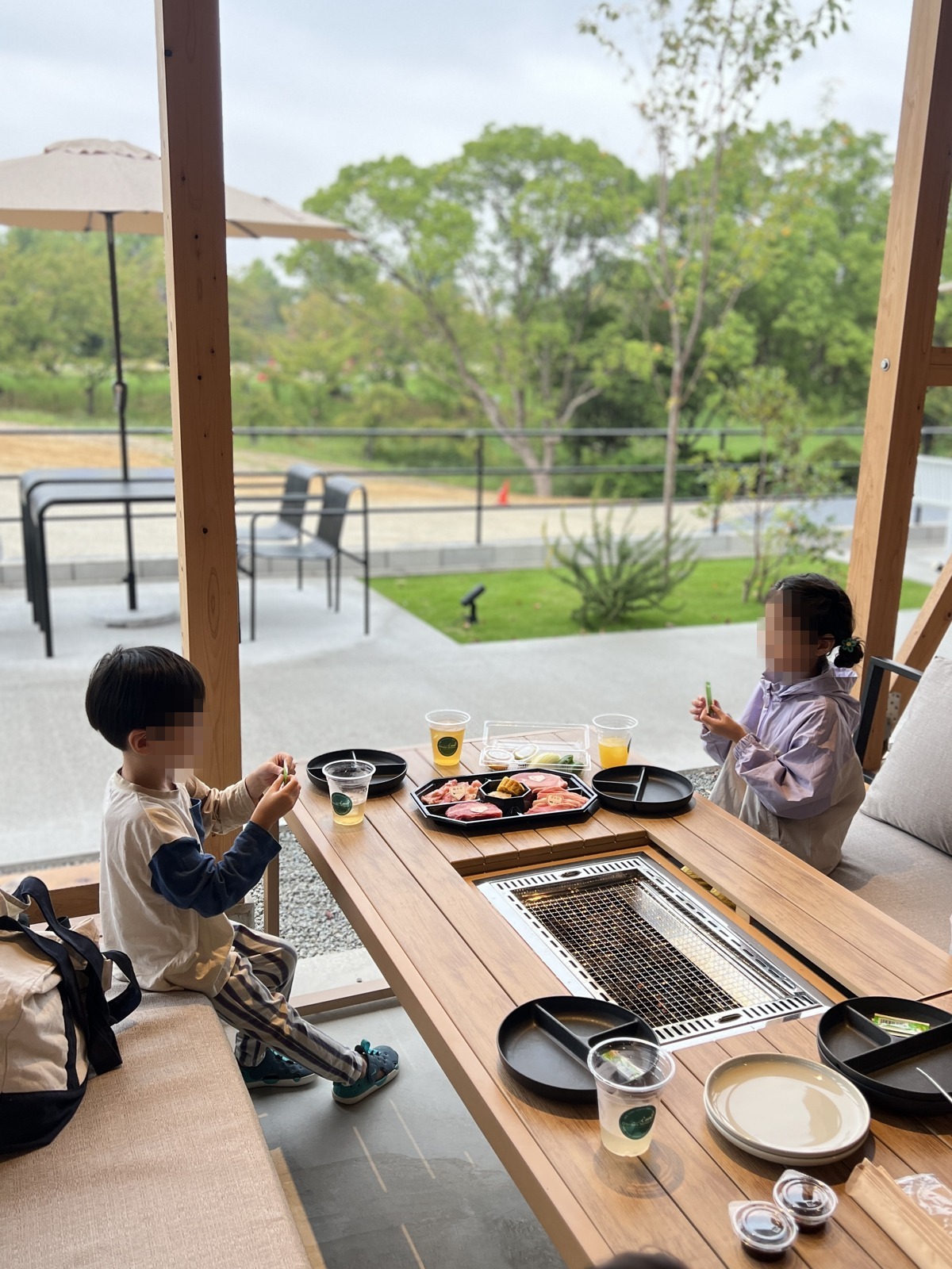テーブルの焼き網を前に座る子どもたち