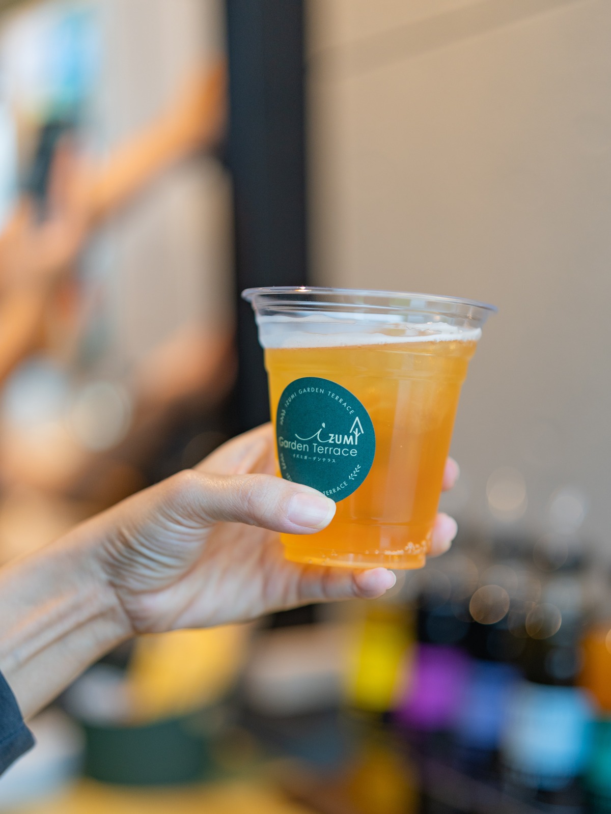 IZUMI Garden Terraceのロゴが入ったカップに注がれたドリンク