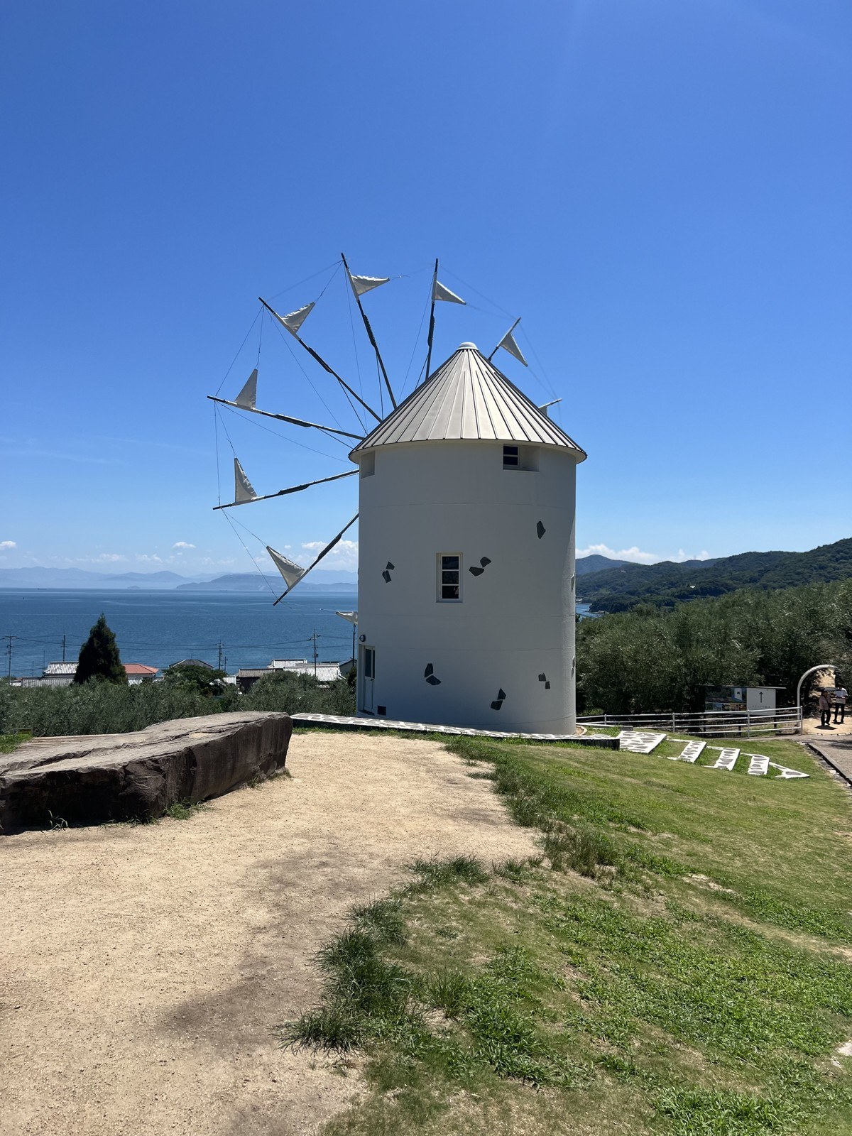 ギリシャ風の白い風車と海