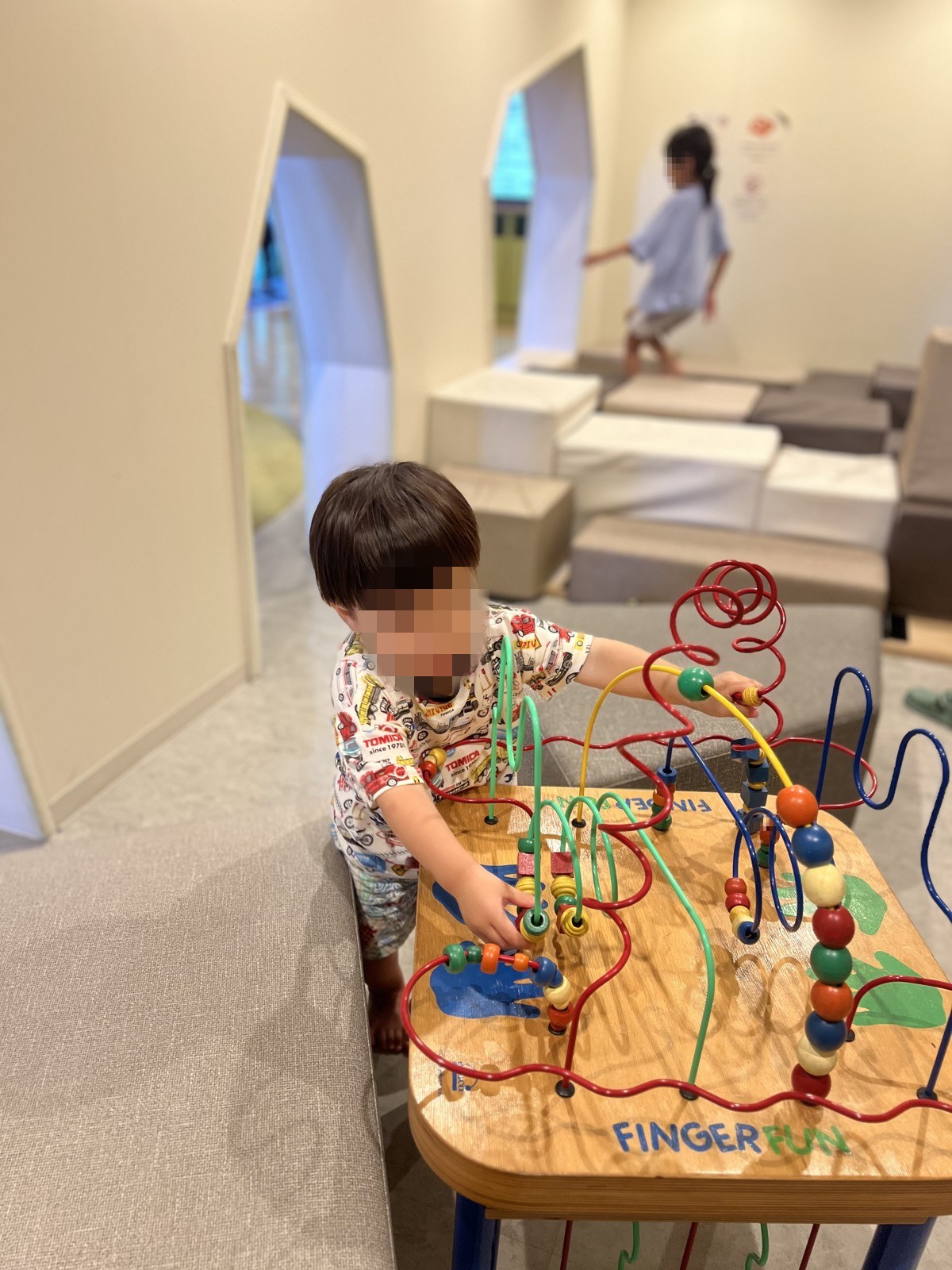 ルーピングのおもちゃで遊ぶ子ども
