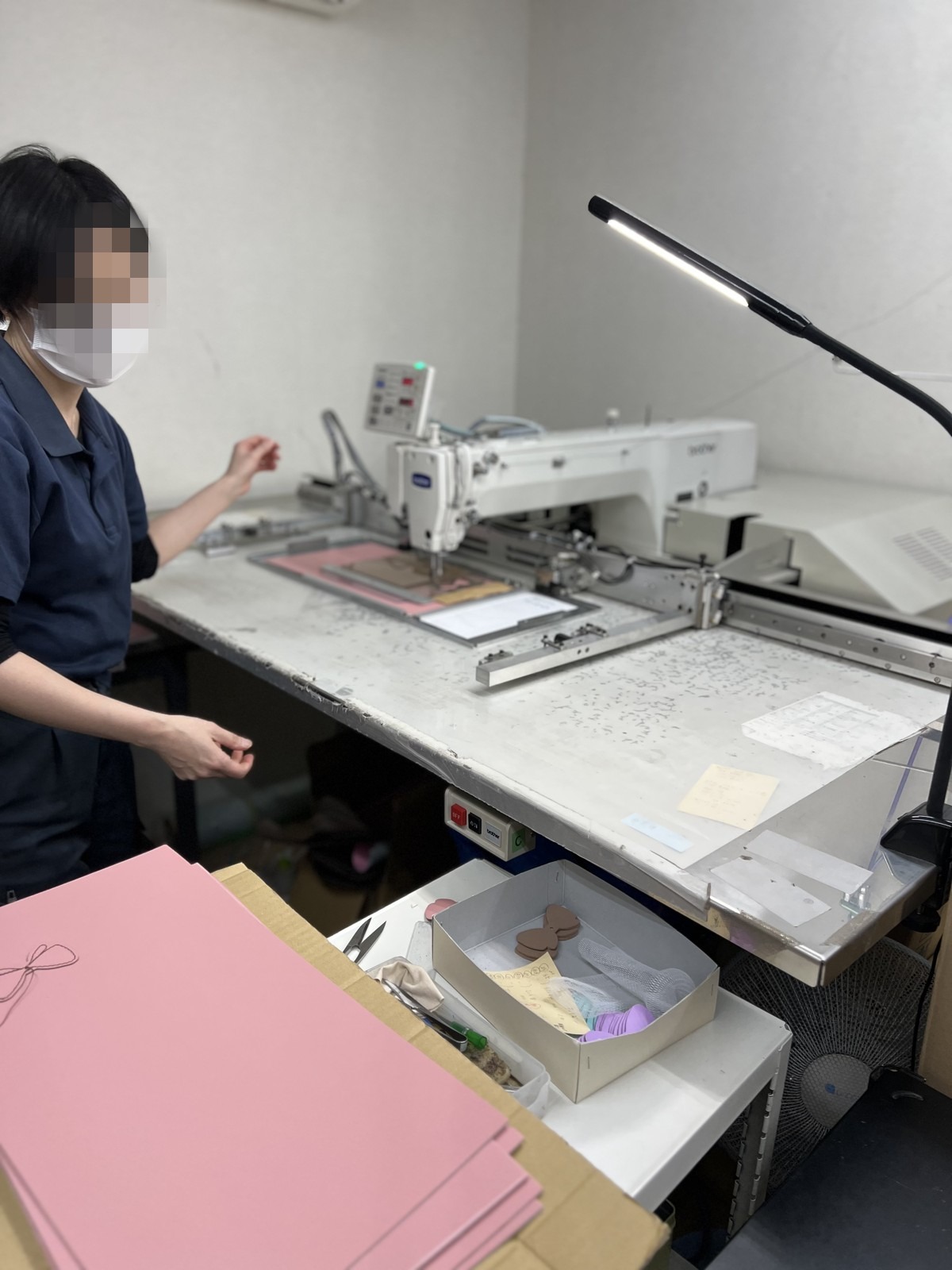 ミシンで縫製する工程
