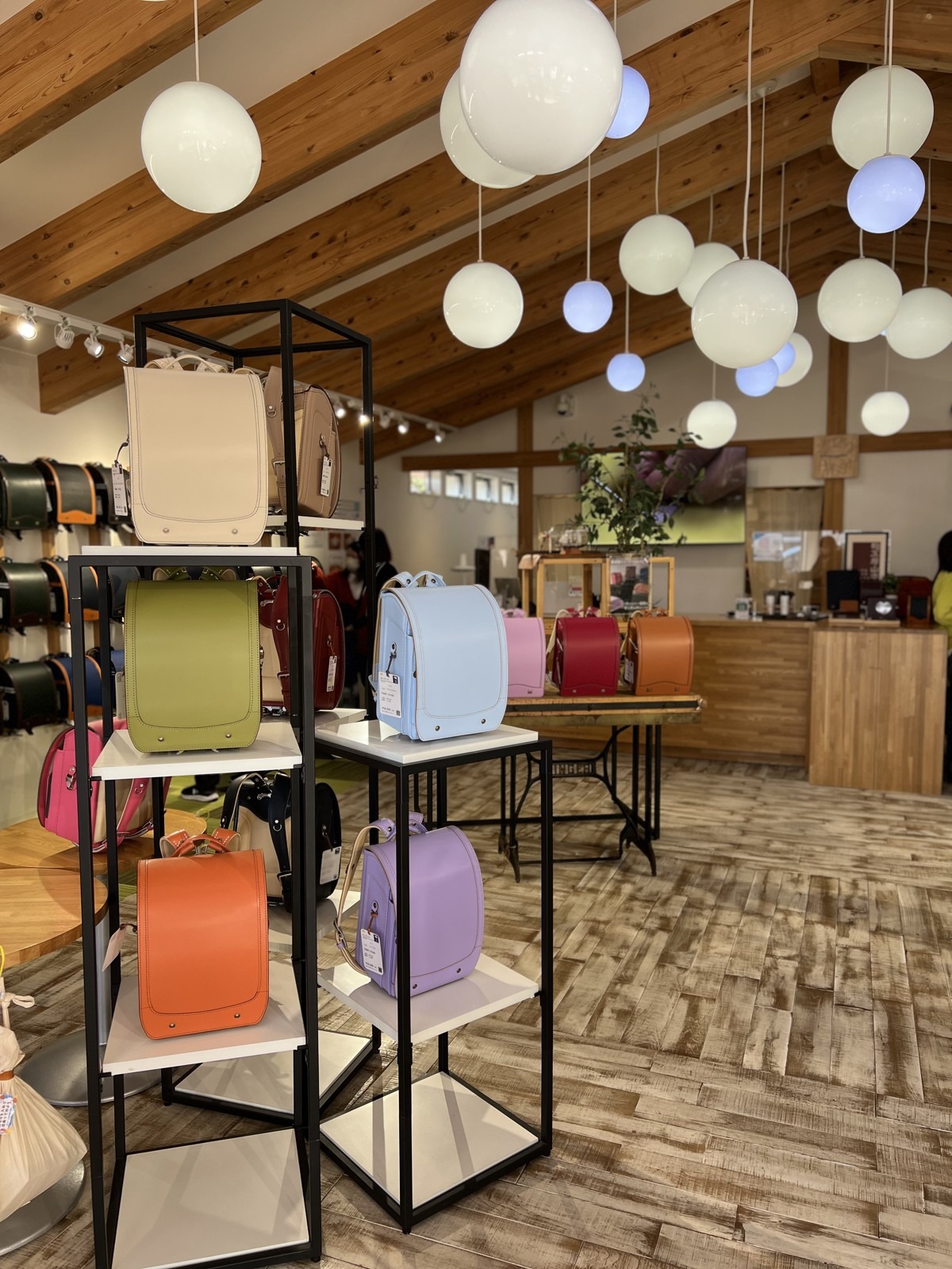 球体の照明が下がる店内のランドセル展示
