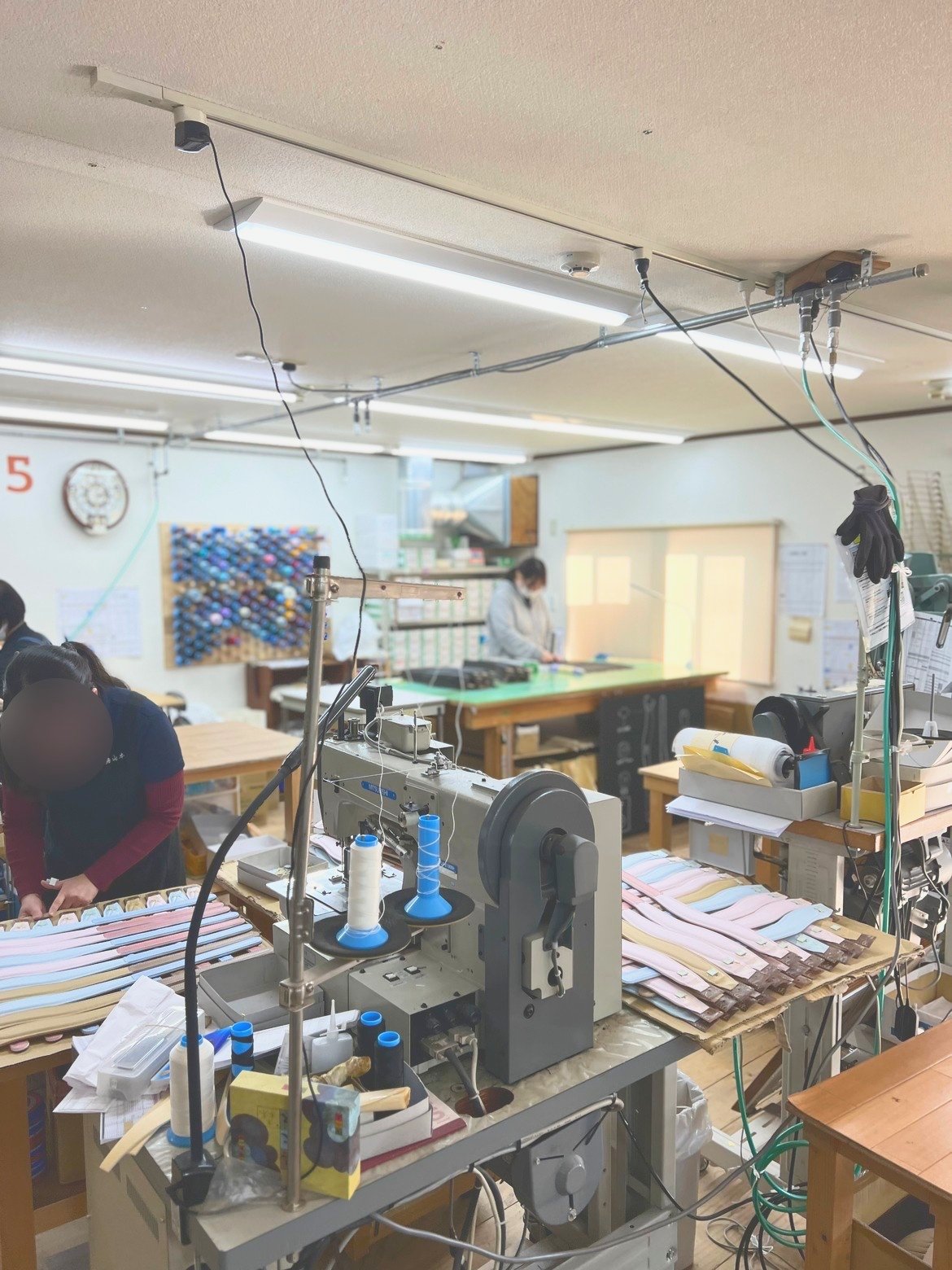 工房でランドセルを製造する様子