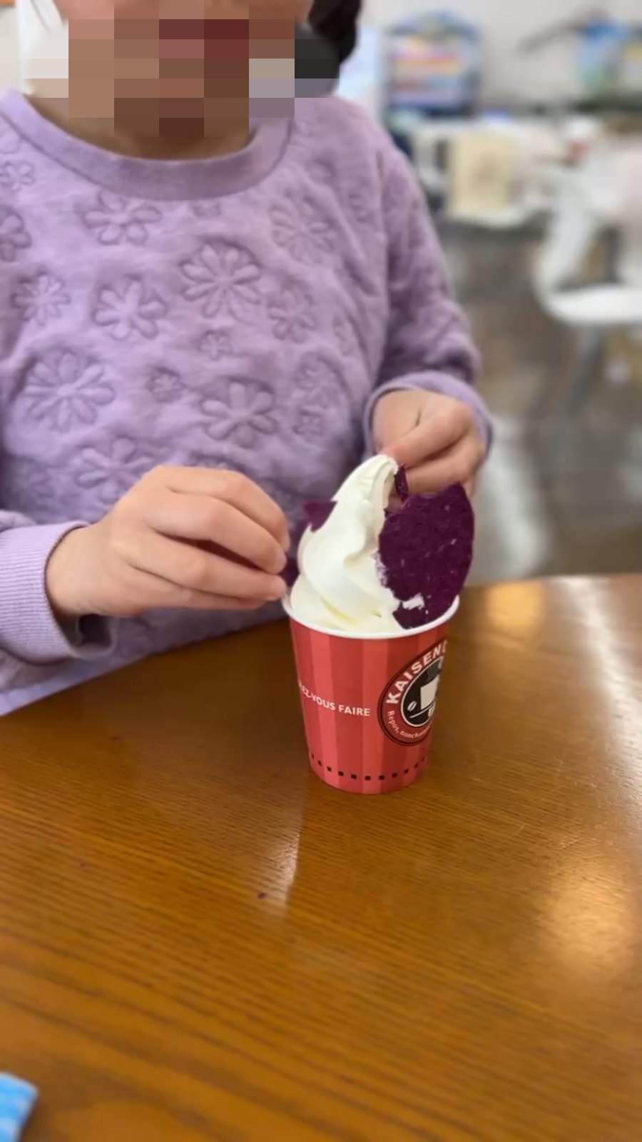 せんべいが刺さったソフトクリーム