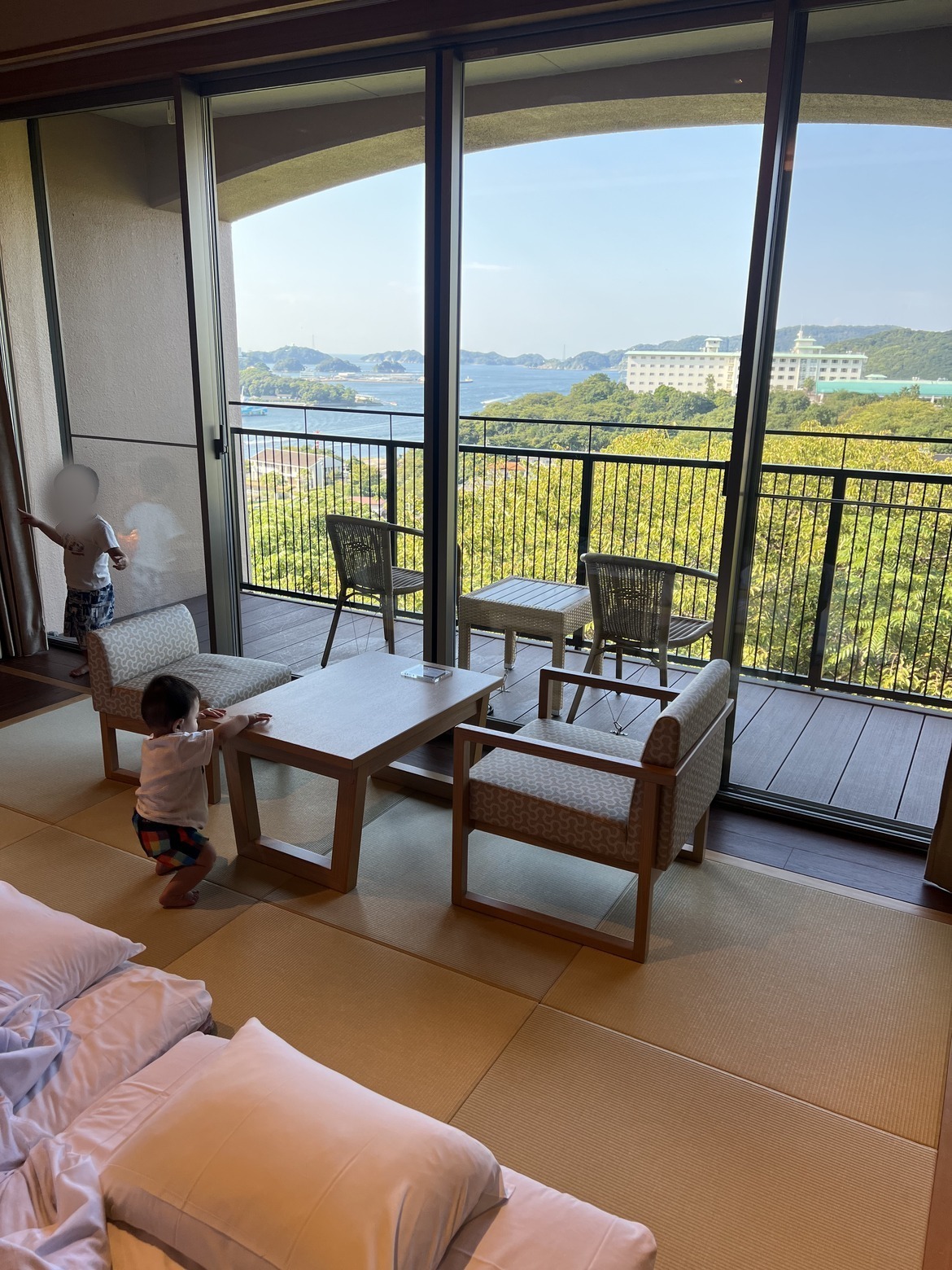 テラスから鳥羽湾を見る子どもたち