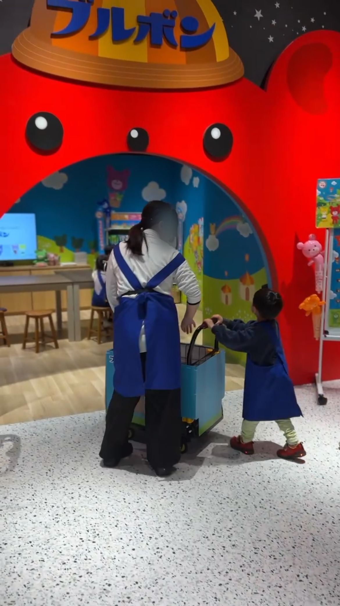 ブルボンのブースでカートを押す子ども