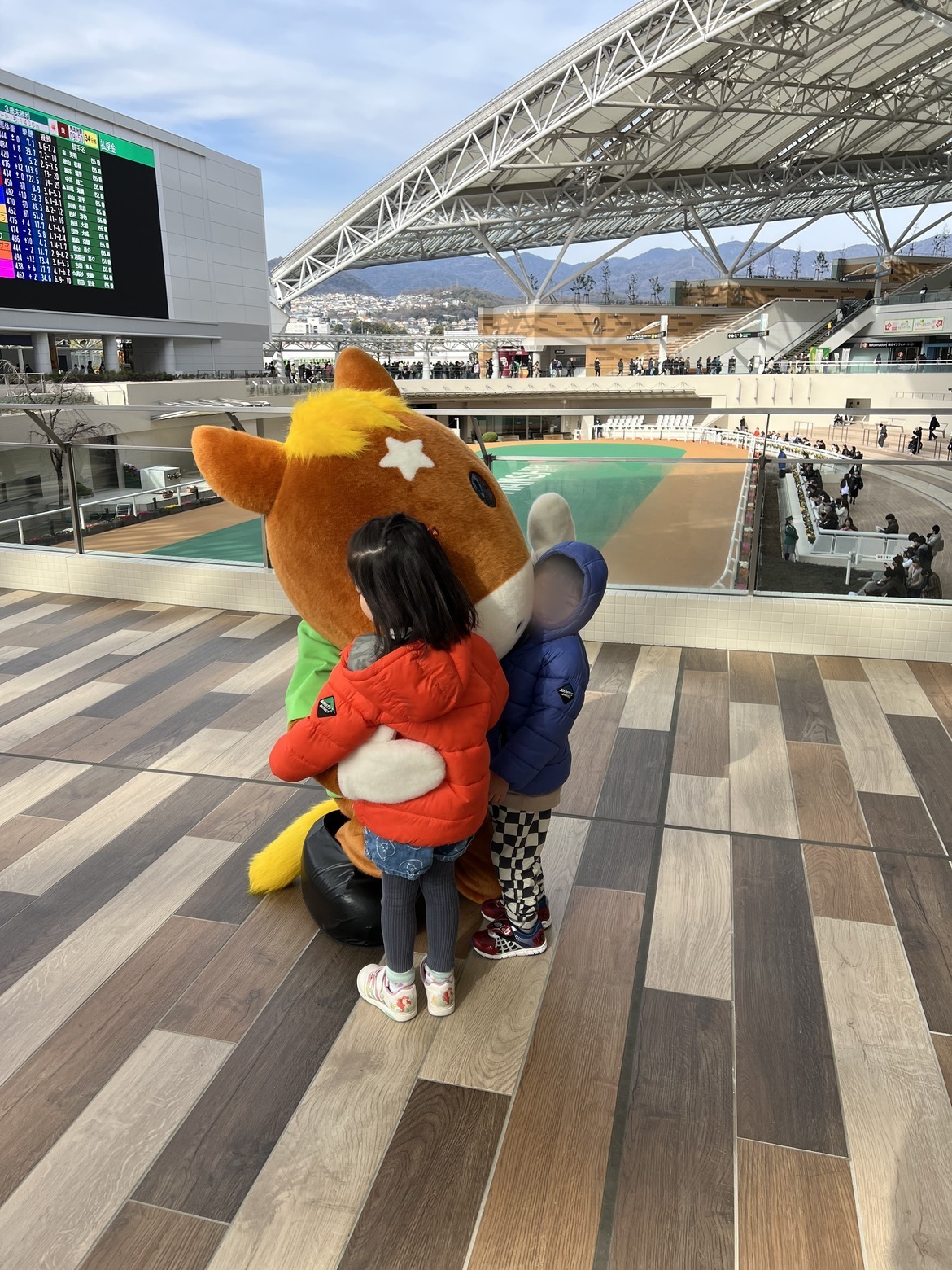 マスコットのターフィーと写真を撮る子どもたち