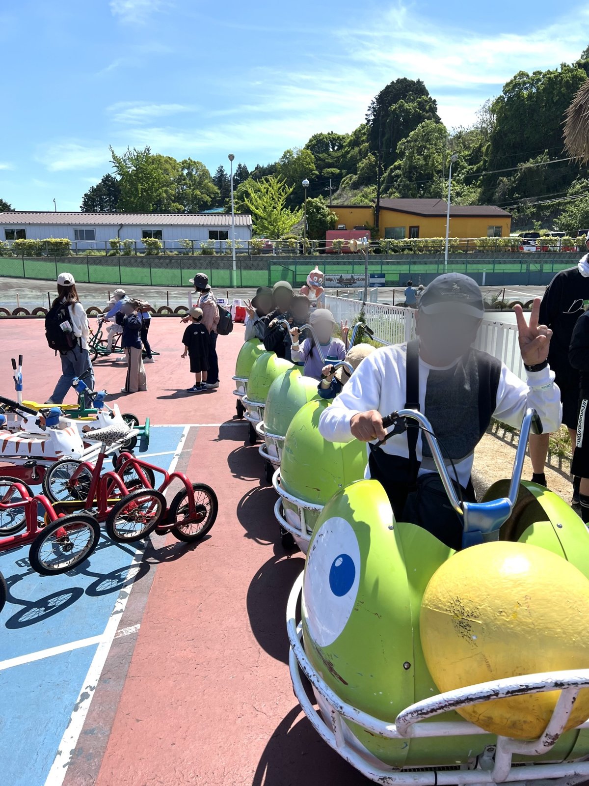 家族みんなで乗ったイモムシの形の多人数自転車