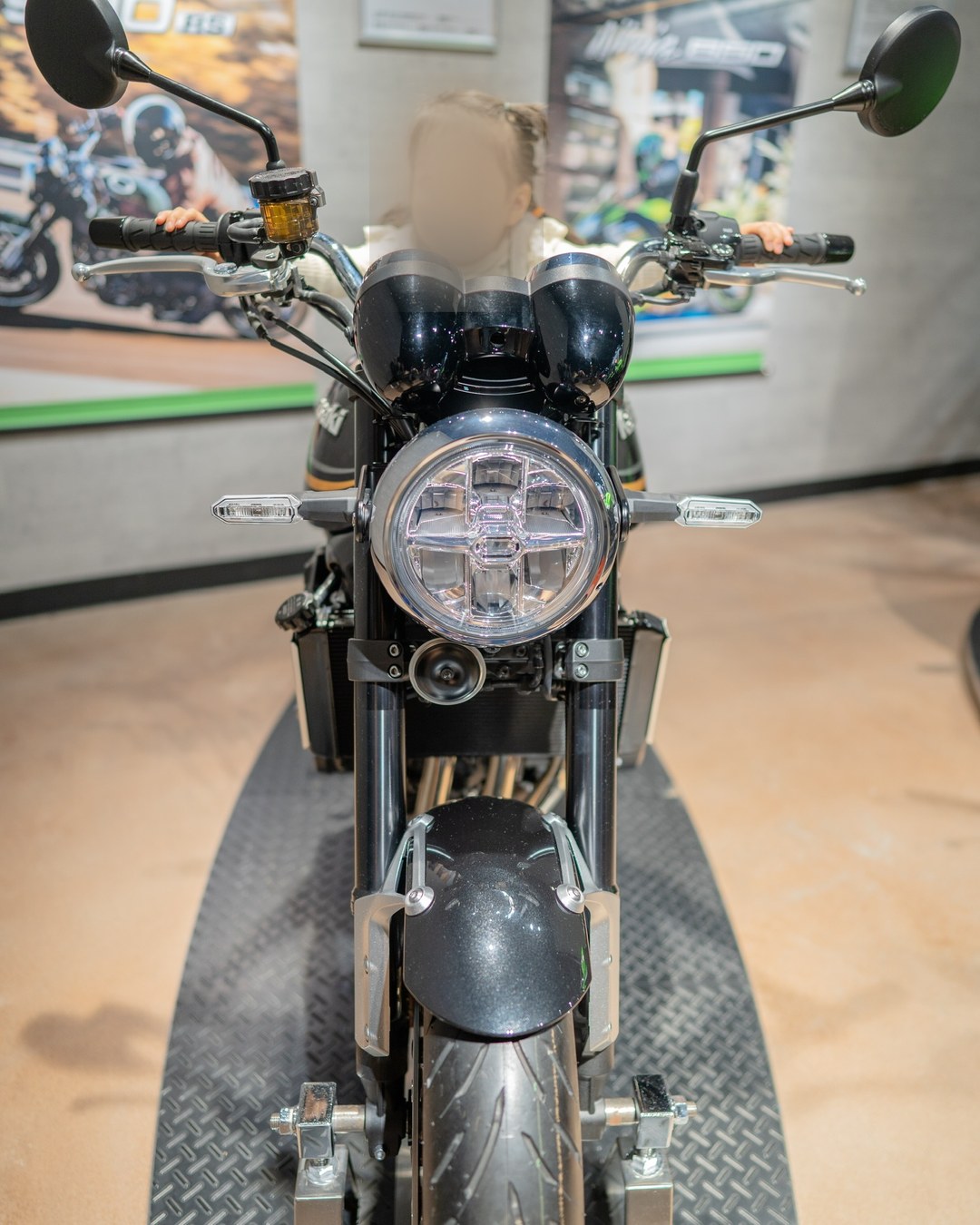 バイクのハンドルを握る子ども