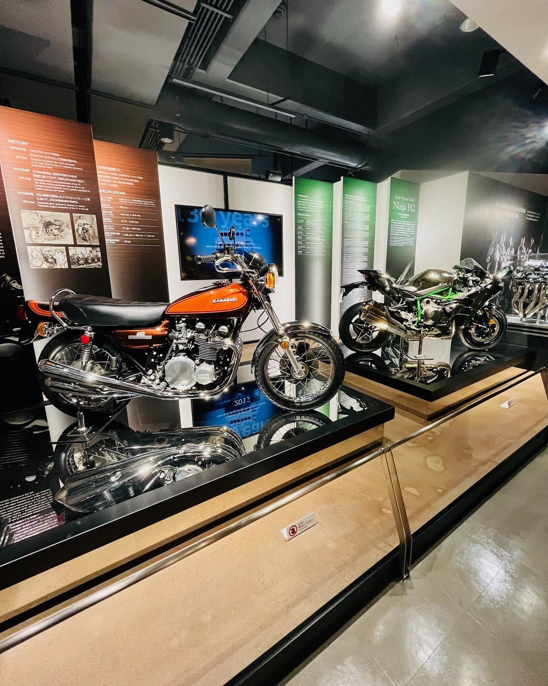 Z1とNinja H2 が並ぶバイクの展示
