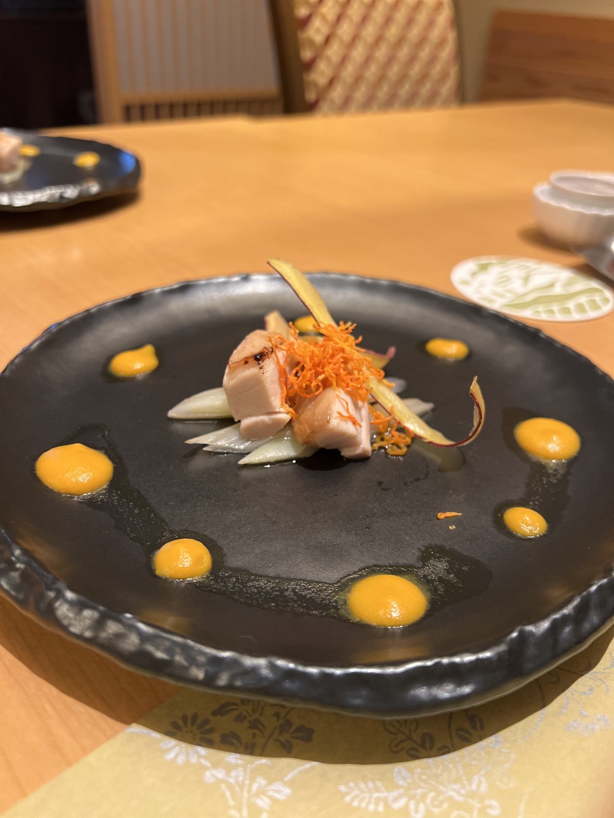 黒い皿に盛られた前菜