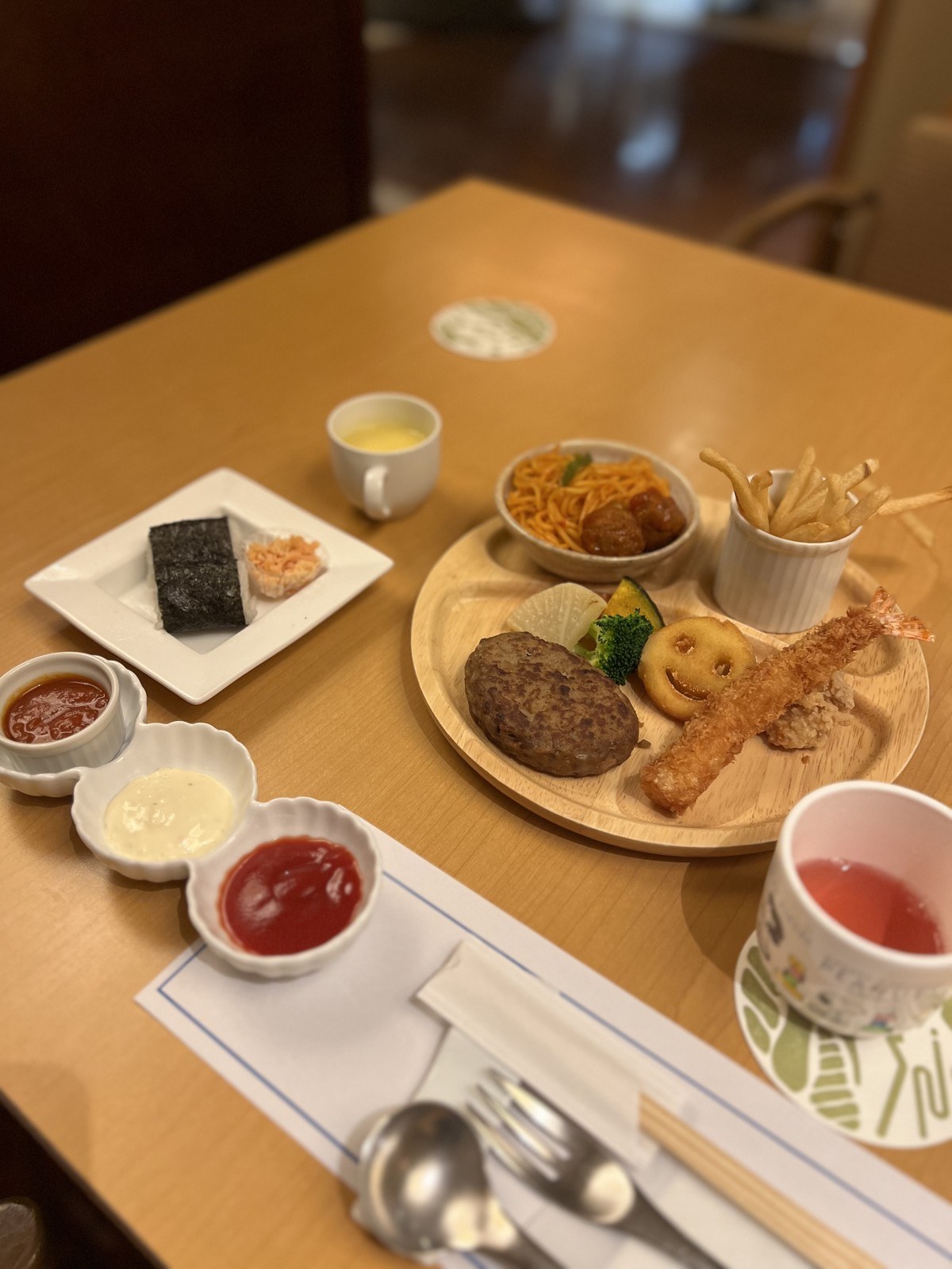 ハンバーグ・エビフライ・スパゲティ・おにぎりが並んだキッズプレート