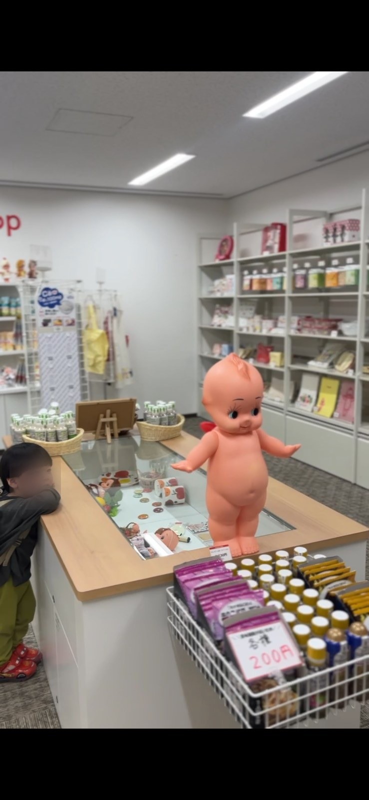 キユーピー人形が置かれたショップのカウンター