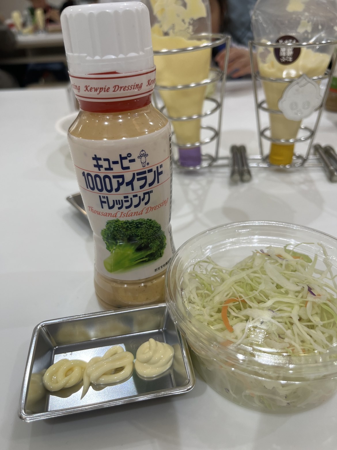 味くらべの卓上。ドレッシングとキャベツの千切りが並ぶ